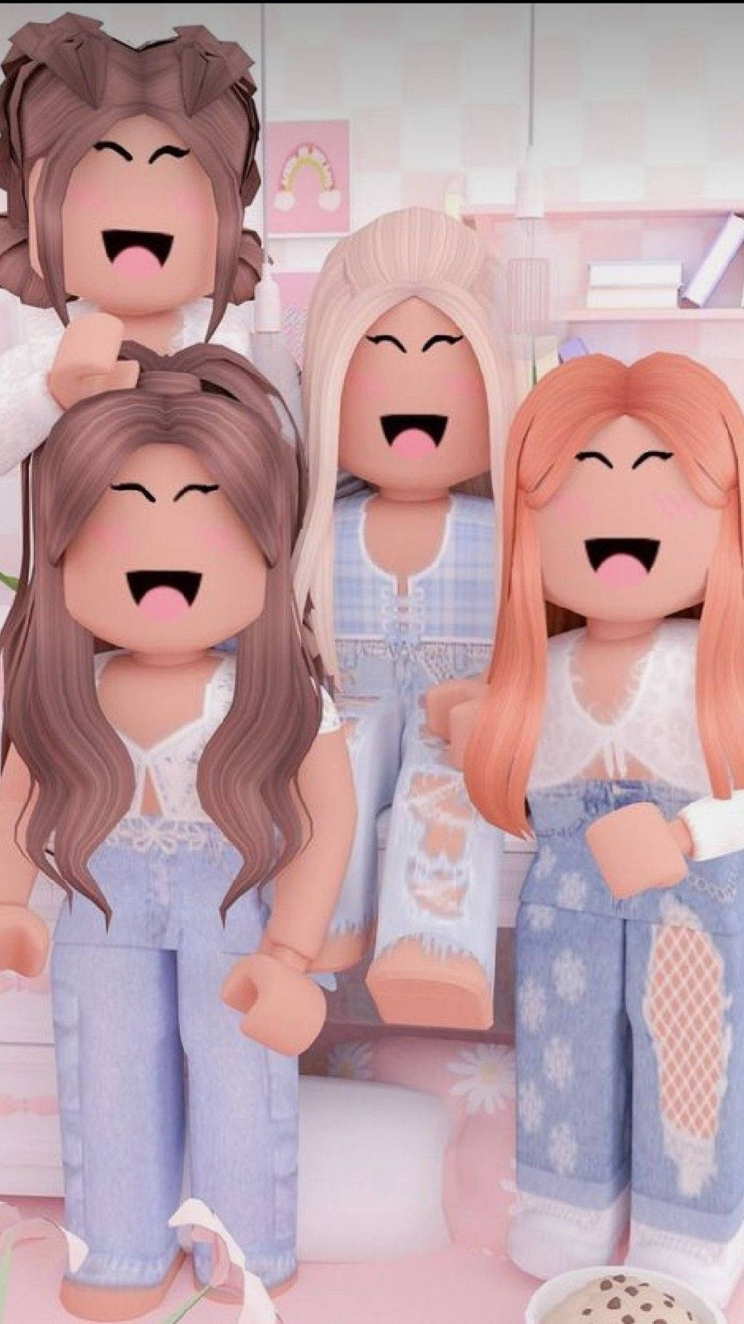 美學 Roblox 女孩 桌布 壁紙 — 四個長髮、身穿牛仔服飾的開心Roblox虛擬角色在粉彩粉紅房間裡一起大笑。
