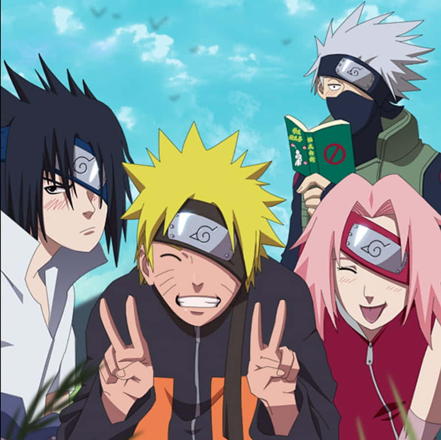 Sasuke Sakura 桌布 壁紙 — 四個開心的動漫角色在戶外藍天白雲下擺姿勢，頭頂有鳥兒飛過。
