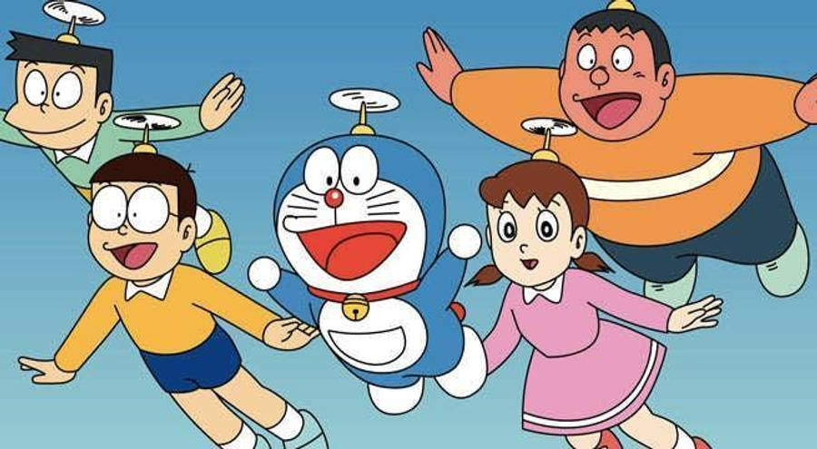 doraemon 4K 桌布 壁紙 — 四個開心的動漫角色戴著旋轉的直升機帽，快樂地飛過清澈的藍天。