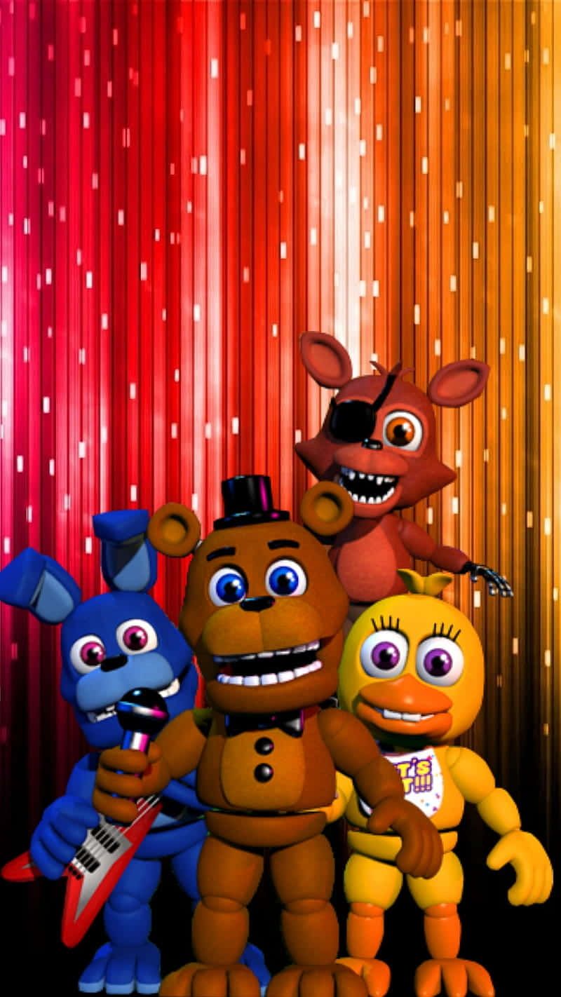 Five Nights At Freddys 桌布 壁紙 — 四個電子動畫角色在鮮豔的紅橙色漸變窗簾背景下愉快地擺姿勢。