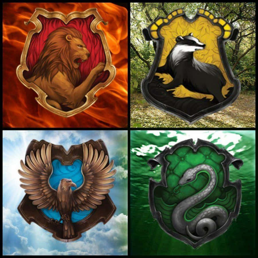 The Hogwarts Houses 桌布 壁紙 — 四個霍格華茲學院徽章，以獅子、獾、鷹和蛇為特色，置於華麗盾牌中，背景為熾熱森林天空和水景。