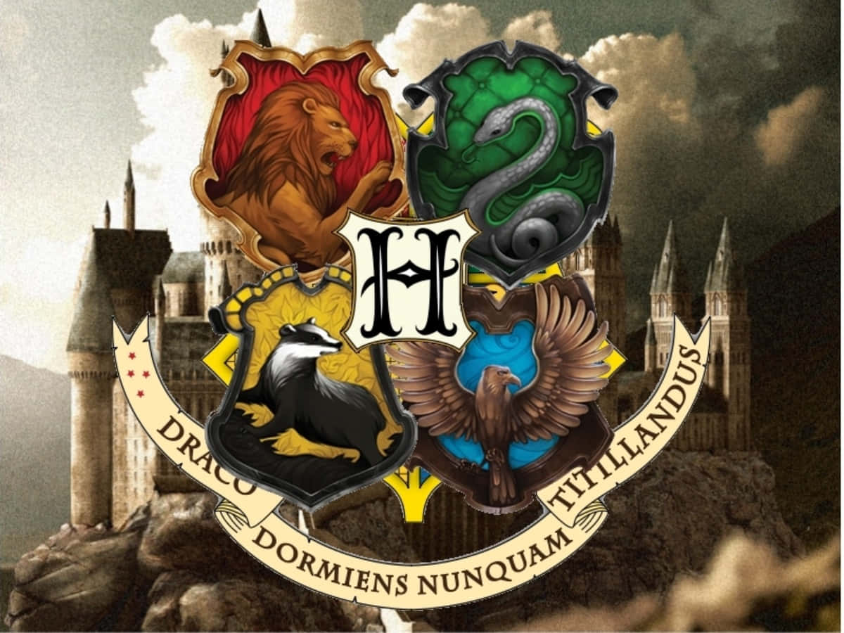 The Hogwarts Houses 桌布 壁紙 — 四個霍格華茲學院徽章，包含獅子、蛇、獾和鷹的標誌，背景是城堡和陰天。