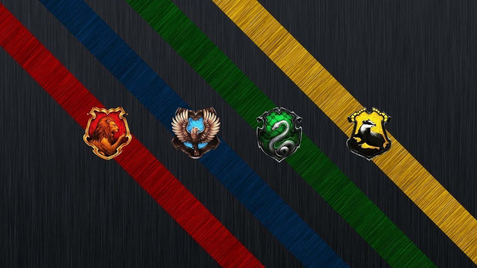 The Hogwarts Houses 桌布 壁紙 — 四個霍格華茲學院徽章位於對角彩色條紋上，背景為深色木紋。