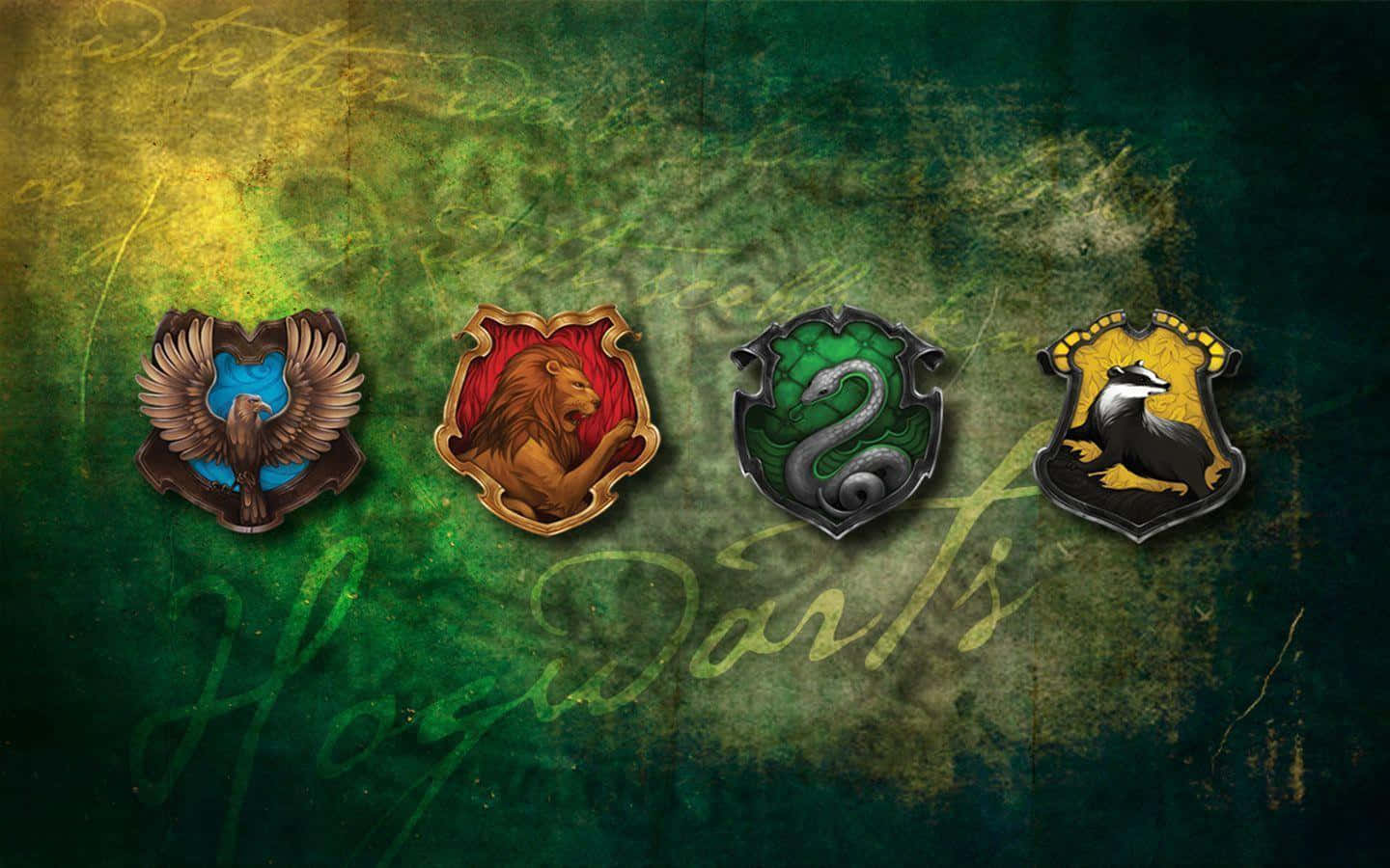 The Hogwarts Houses 桌布 壁紙 — 四個霍格華茲學院徽章在帶有褪色文字的紋理綠色和金色神秘背景上發光。