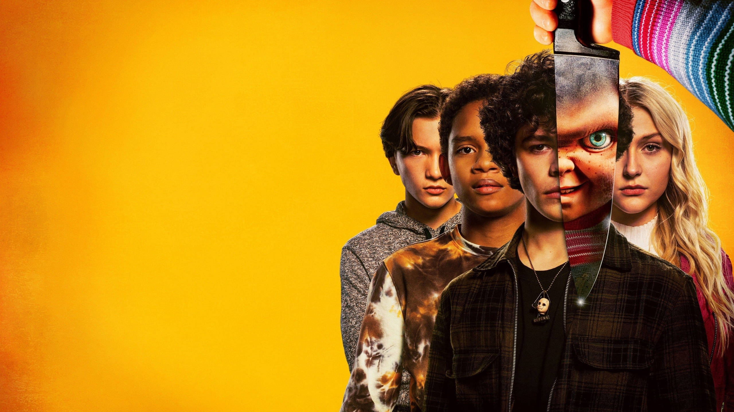 2560 X 1440 Movie 桌布 壁紙 — 四個青少年凝視著，一隻手拿著刀劈開一個男孩的臉，背景是鮮黃色。