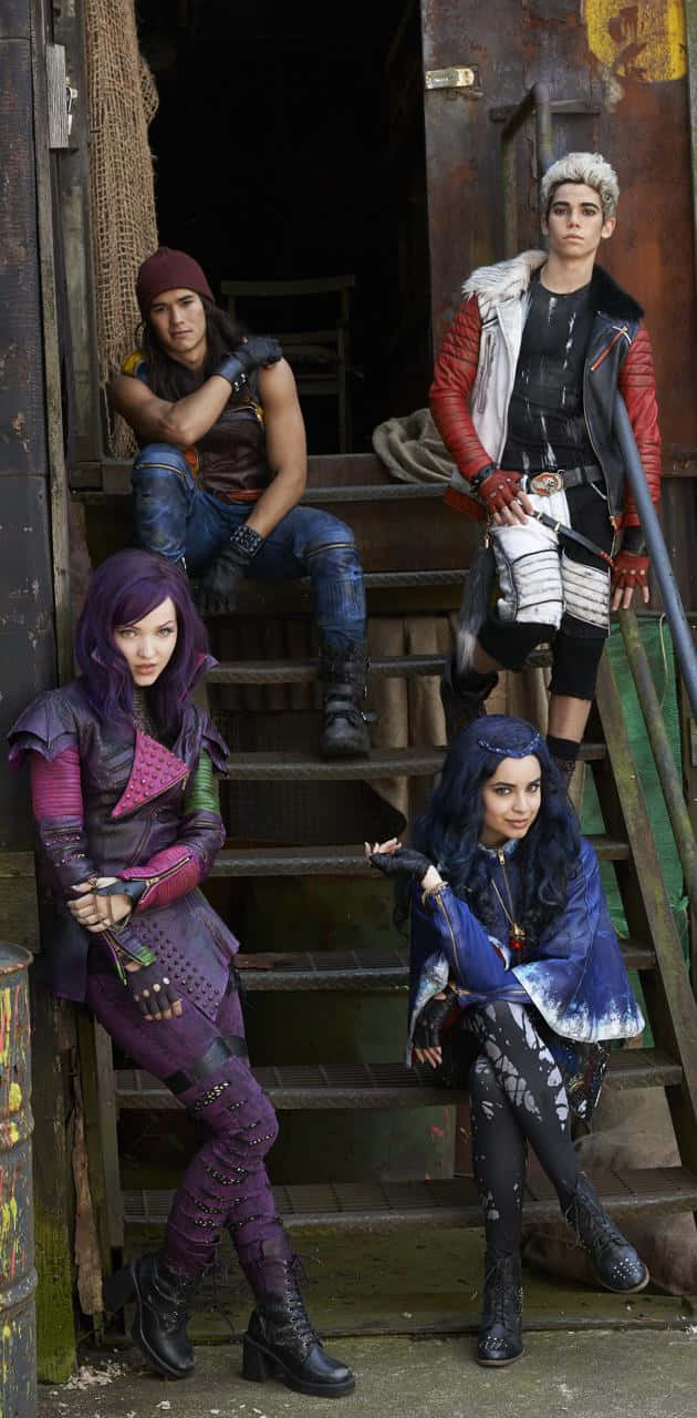 Disney Descendants 桌布 壁紙 — 四個風格化的年輕角色穿著前衛服裝，在質樸工業環境中風化的木樓梯上擺姿勢。