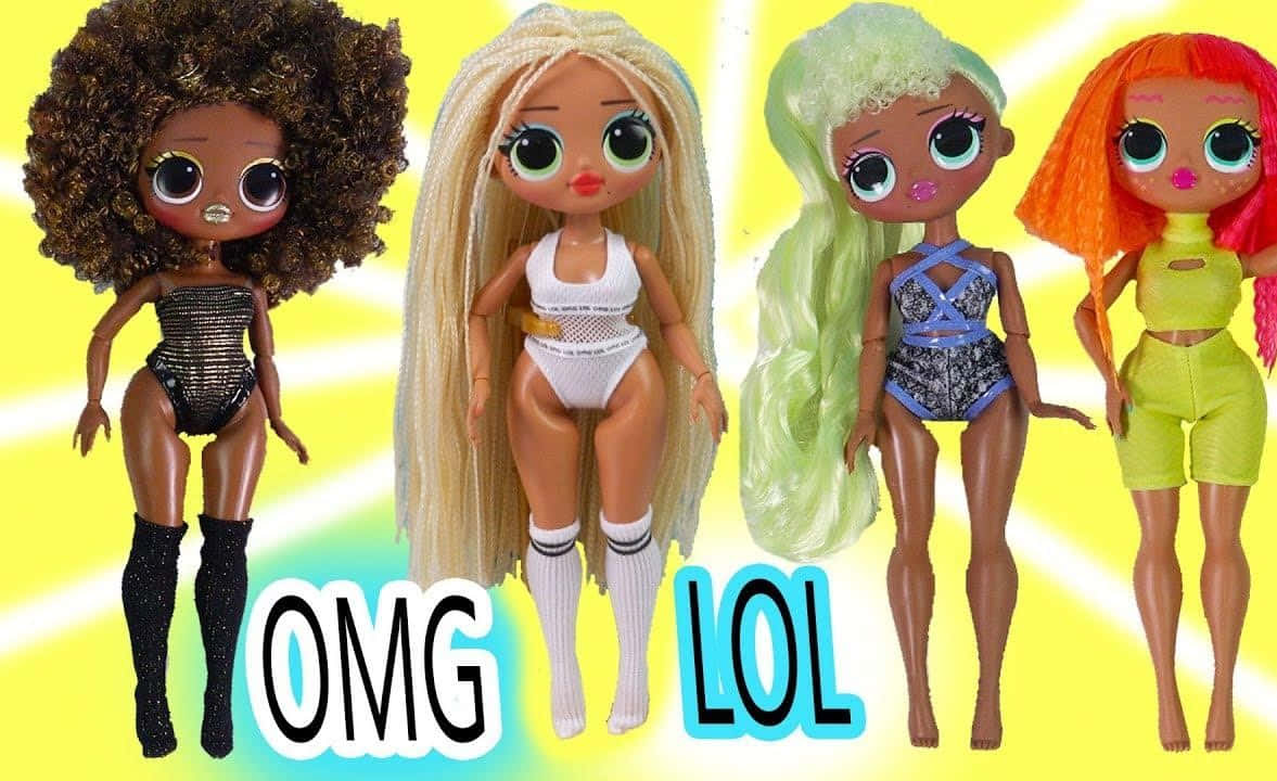Lol Doll 桌布 壁紙 — 四個風格化的玩偶，擁有超大眼睛和鮮豔的頭髮，站在明亮的黃色背景前，帶有 'OMG LOL' 文字。