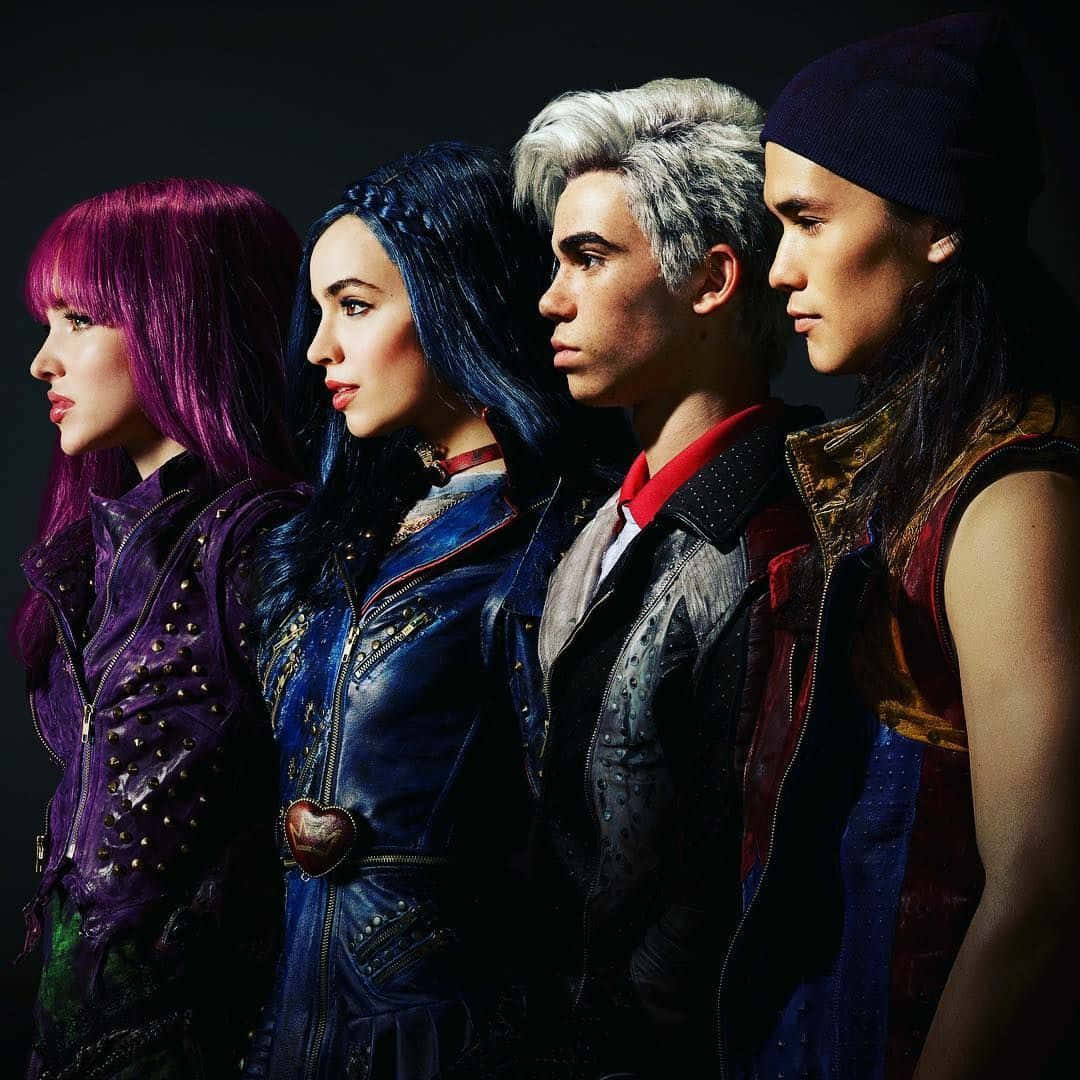 Disney Descendants 桌布 壁紙 — 四個風格化的青少年，擁有鮮豔的頭髮和時尚的皮革服裝，在深色背景下以側面輪廓站立。