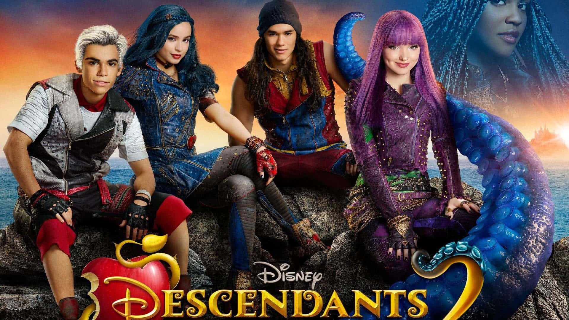 Descendants 桌布 壁紙 — 四個風格化的青少年穿著奇幻服裝和鮮豔的頭髮，坐在岩石上，背景是火紅的日落海洋。