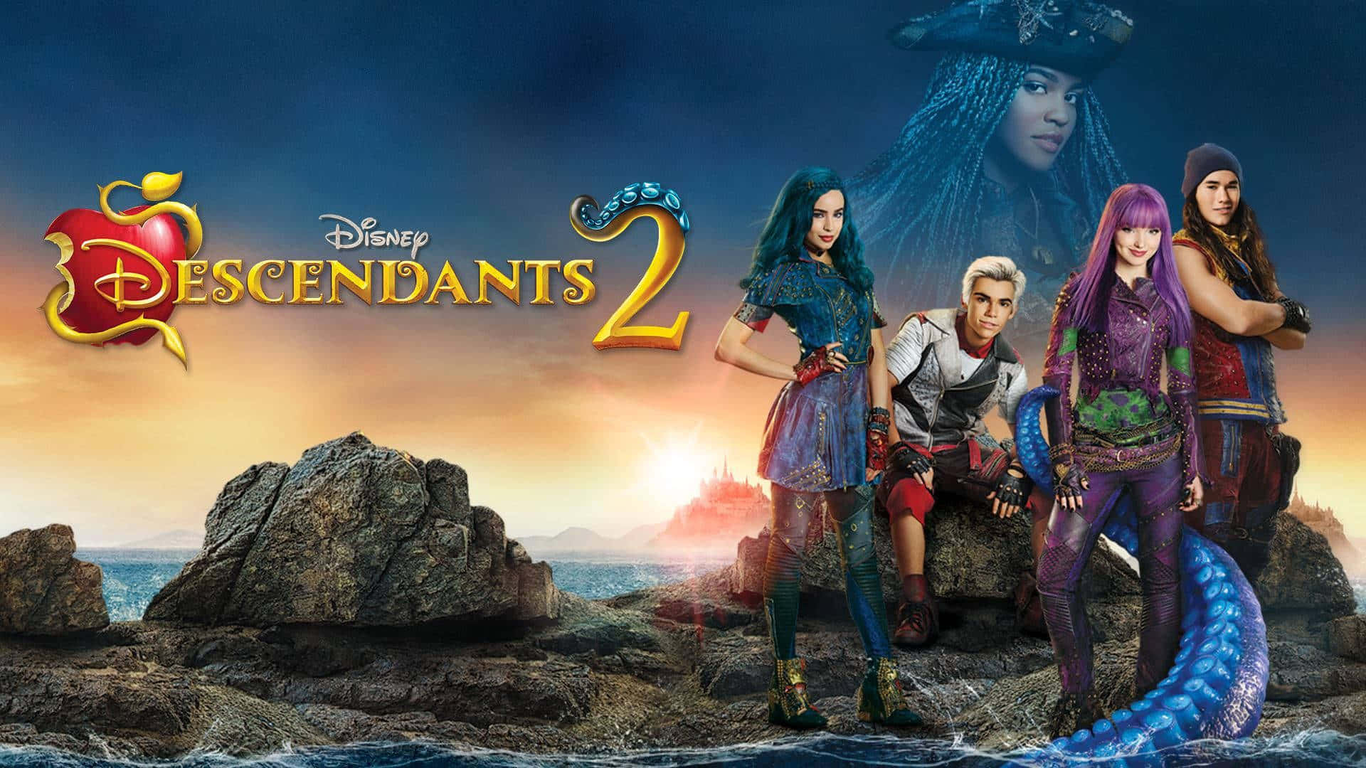 Descendants 桌布 壁紙 — 四個風格化的青少年角色，擁有魔法尾巴，站在日落時分的岩石海岸上，背後是城堡的剪影。