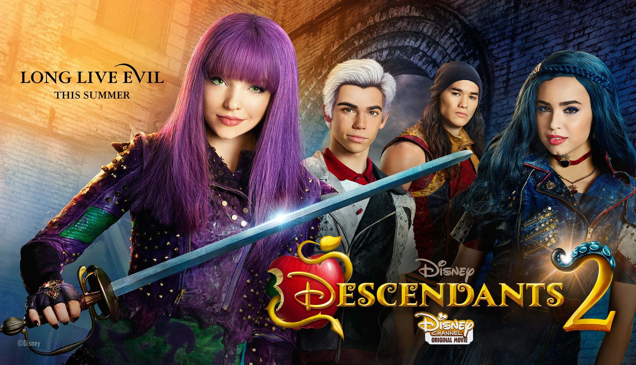 Disney Descendants 桌布 壁紙 — 四個風格化的青少年角色，擁有鮮豔的頭髮和奇幻服裝，在石拱門背景下戲劇性地擺姿勢。