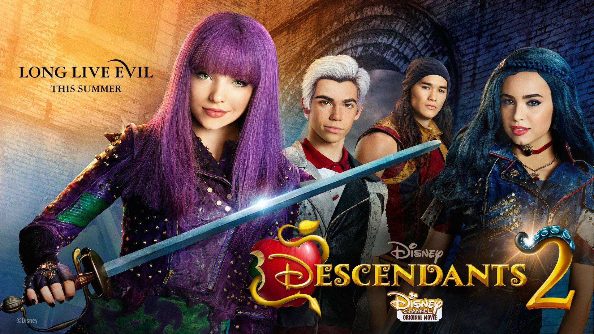 Descendants 桌布 壁紙 — 四個風格化的青少年角色，擁有鮮豔的頭髮和奇幻服裝，在石拱門背景下戲劇性地擺姿勢。