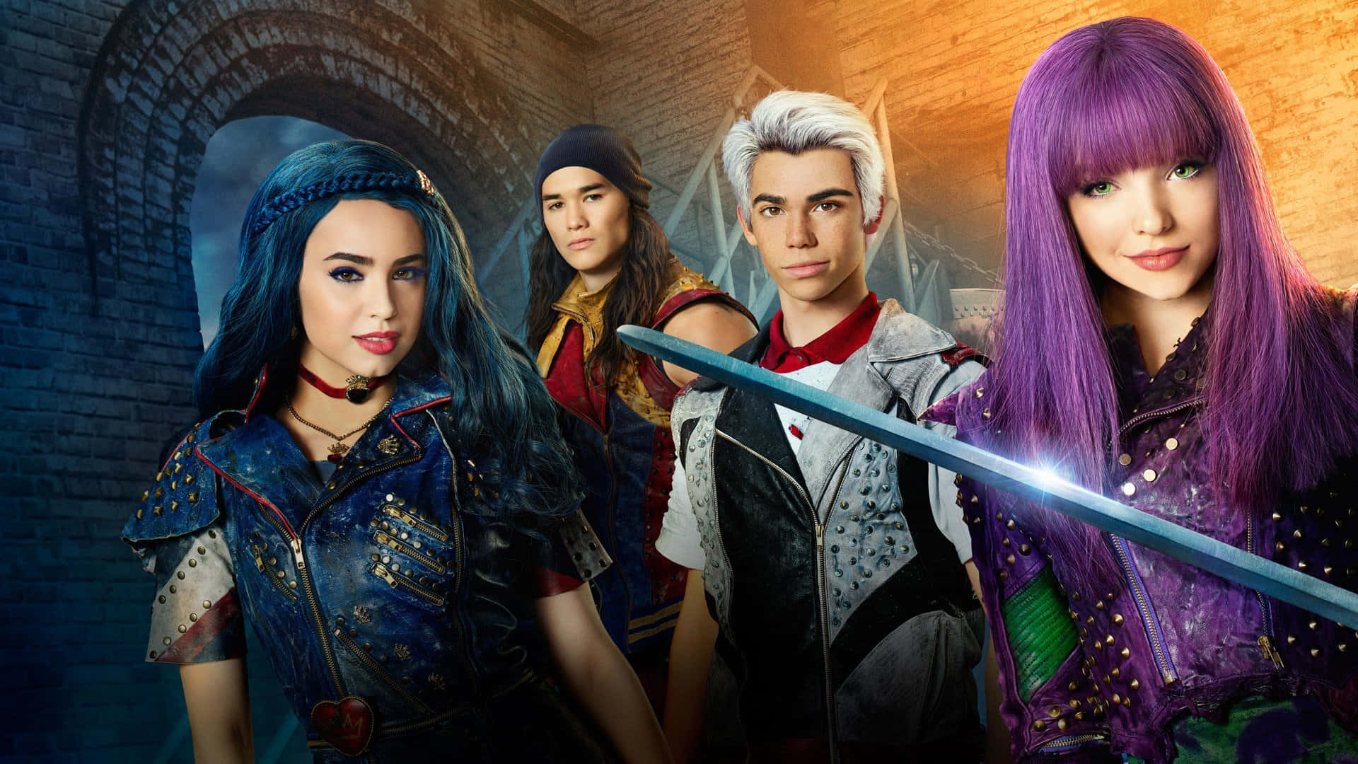 Descendants 2 桌布 壁紙 — 四個風格化的青少年角色，擁有鮮豔的頭髮和奇幻服裝，站在磚拱門中，手持發光的劍。