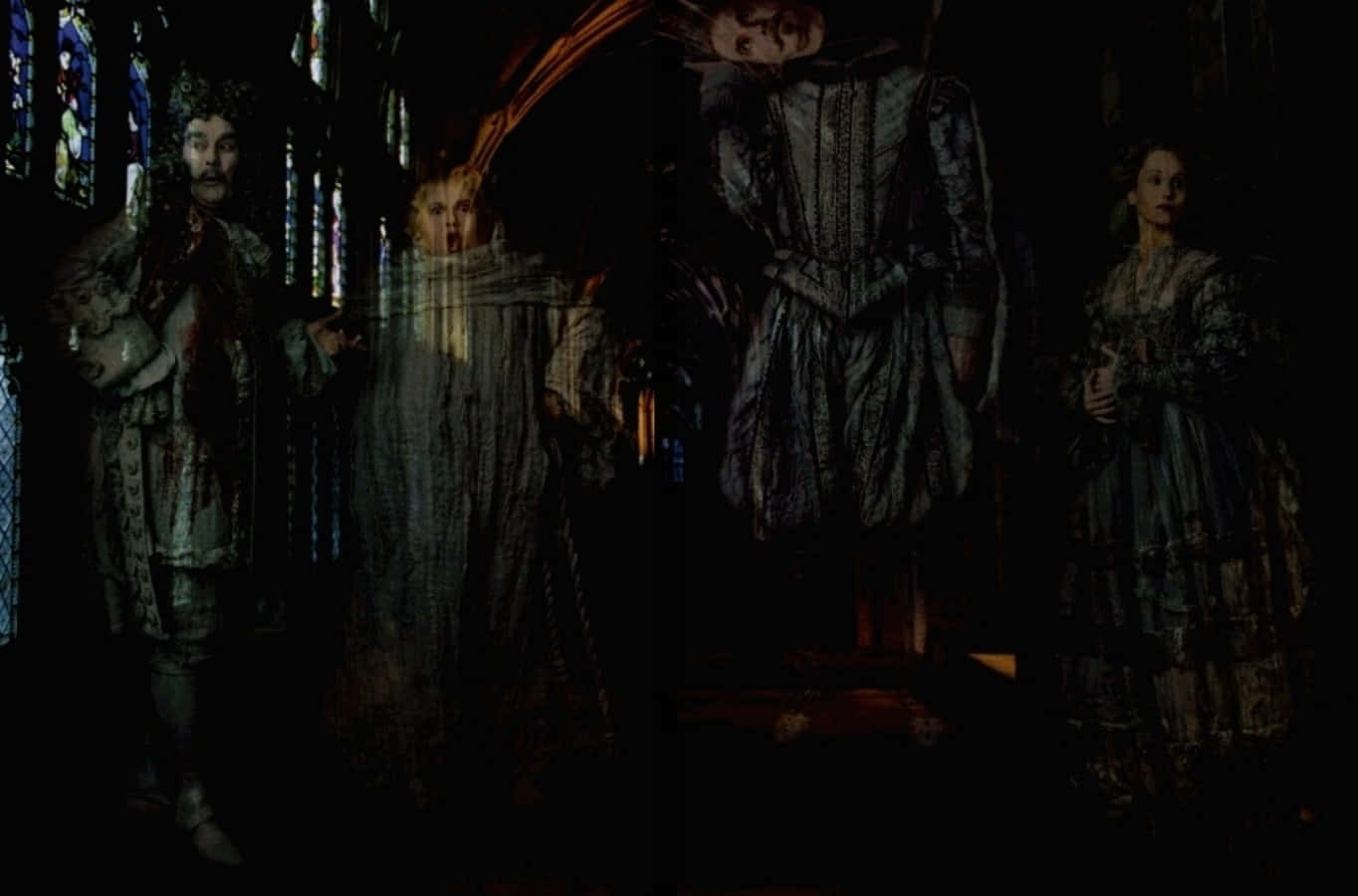 The Hogwarts Ghosts 桌布 壁紙 — 四個鬼魂般的身影穿著華麗的歷史服裝，在昏暗的大教堂中飄浮，彩色玻璃窗投射出彩色光線。