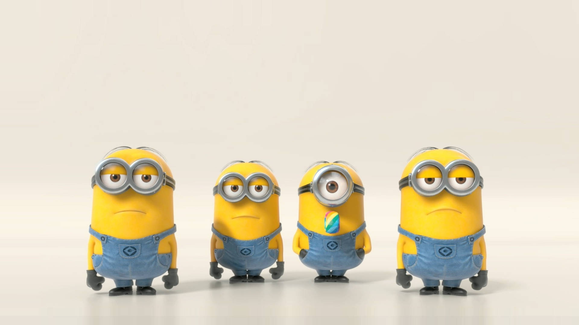 Despicable 桌布 壁紙 — 四個黃色Minions身穿藍色工裝褲，排成一排，站在純白色背景前，表情中立。