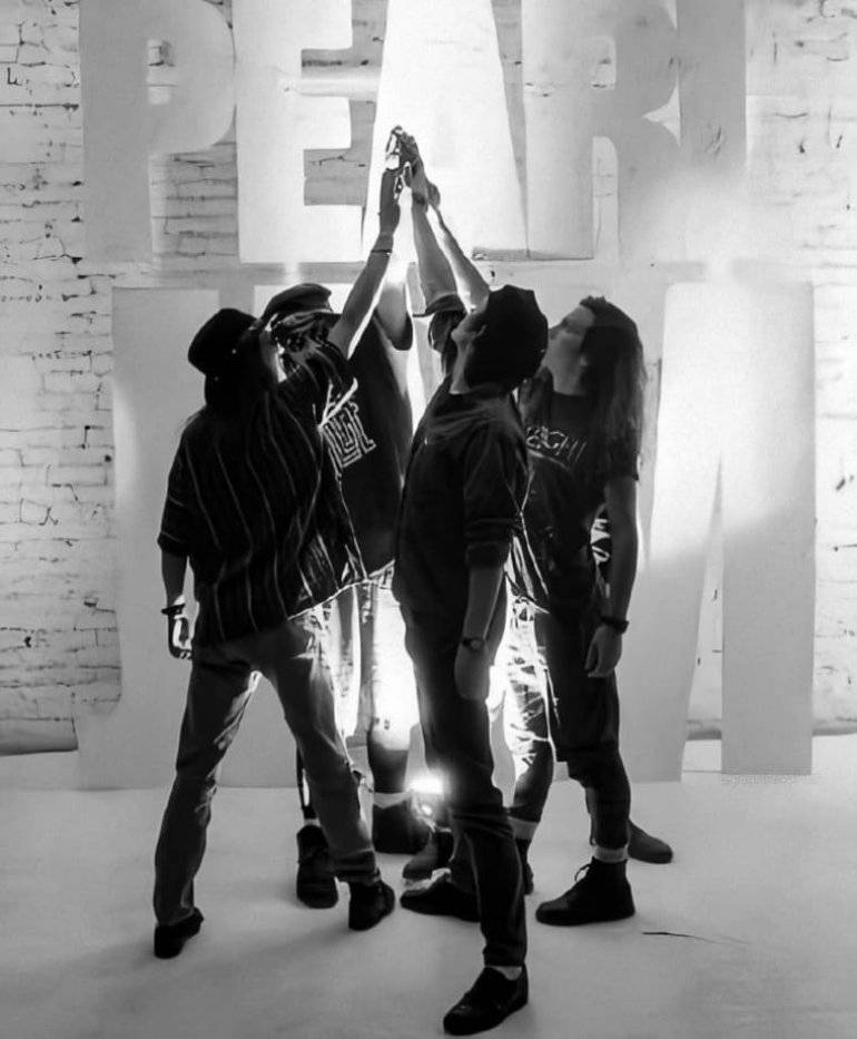 pearl jam 桌布 壁紙 — 四個黑白人像站在磚牆房間中一起舉手觸摸他們之間的發光光點。