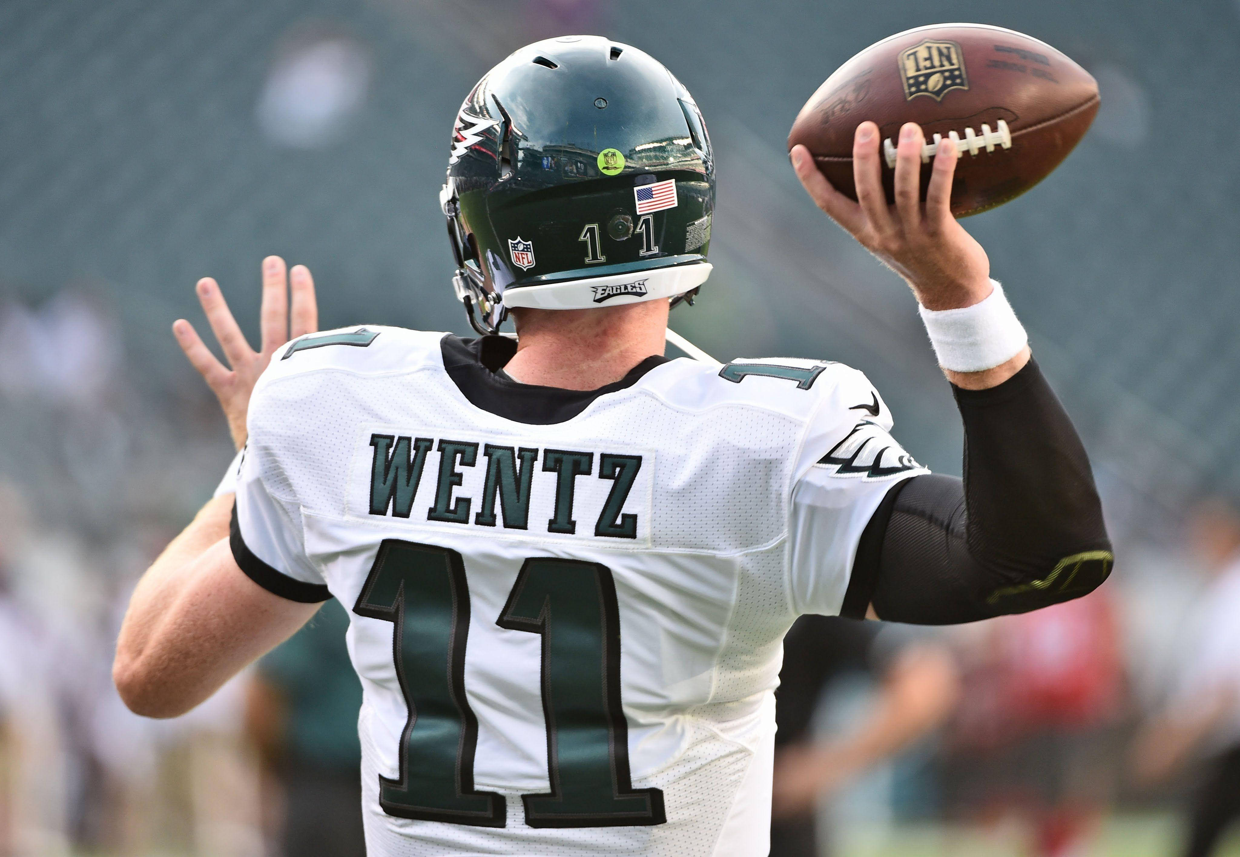 運動 桌布 壁紙 — 四分衛 Carson Wentz 身穿白色 Eagles 球衣 11 號，在日間比賽中準備傳出橄欖球。