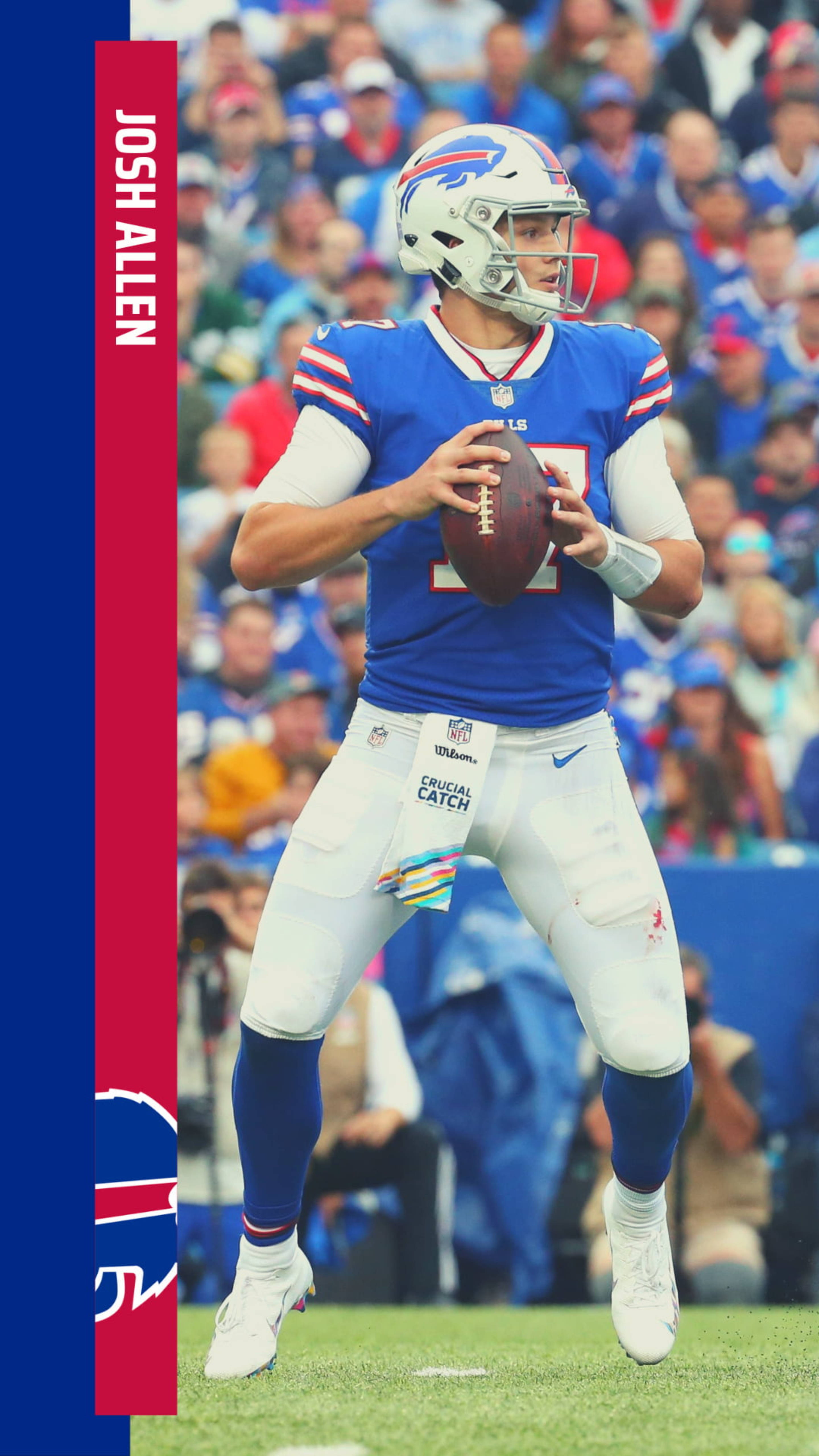Josh 桌布 壁紙 — 四分衛 Josh Allen 身穿藍白 Buffalo Bills 球衣，在比賽中準備擲出橄欖球，背景有模糊的球迷。