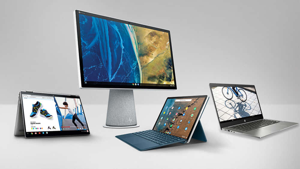 HP 桌布 壁紙 — 四台 HP 筆記型電腦和一台顯示器在簡約灰色背景上展示鮮豔的桌布。