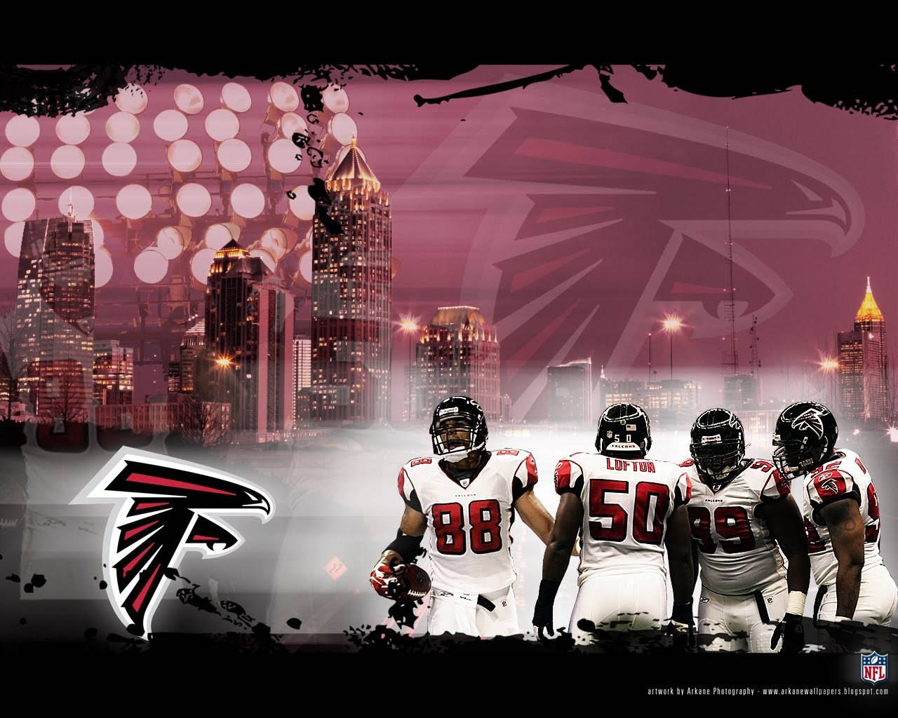 Cool NFL 桌布 壁紙 — 四名亞特蘭大獵鷹隊美式足球員站在風格化的城市天際線前，背景是粉紅和紫色的暮色天空。