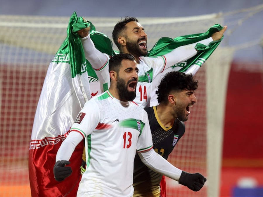 Iran 桌布 壁紙 — 四名伊朗足球運動員在體育場內肩上披著國旗瘋狂慶祝。