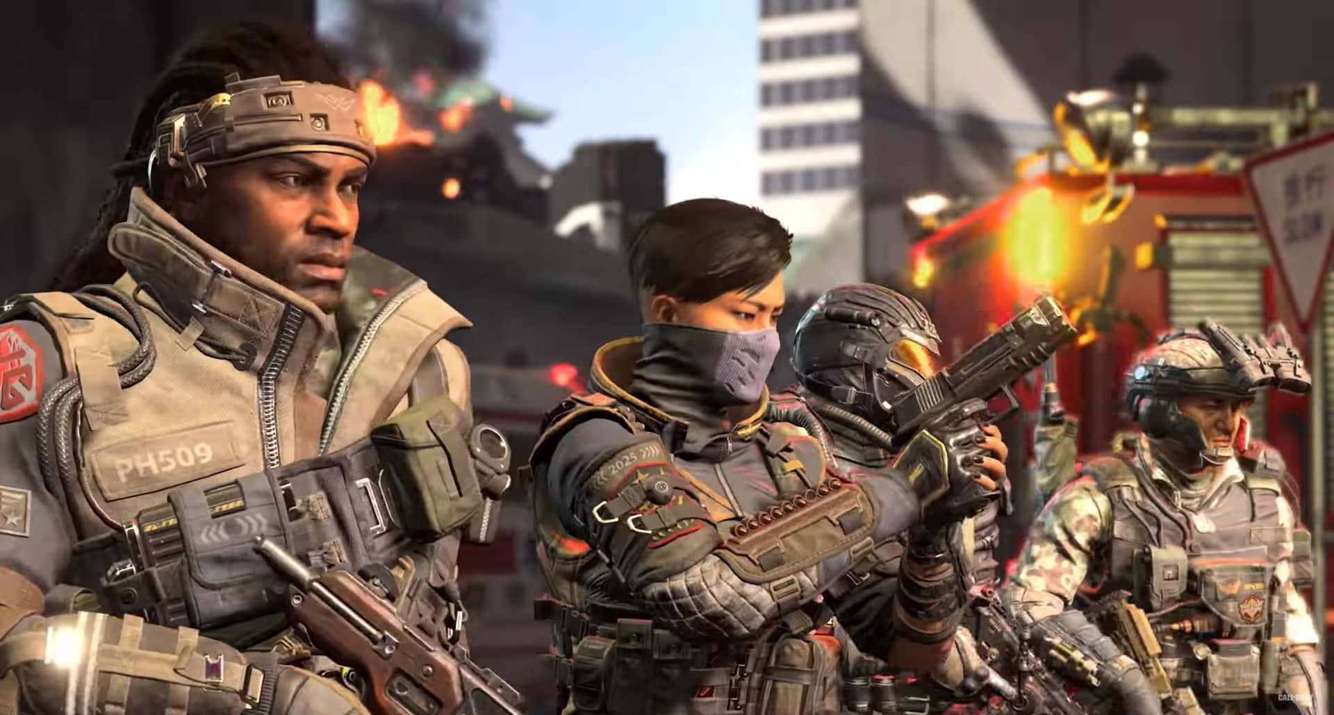 1920x1080 Call Of Duty Black Ops Cold War 桌布 壁紙 — 四名全副武裝、身穿戰術裝備的士兵在燃燒的城市戰場上保持警覺，身後有火焰和濃煙升起。