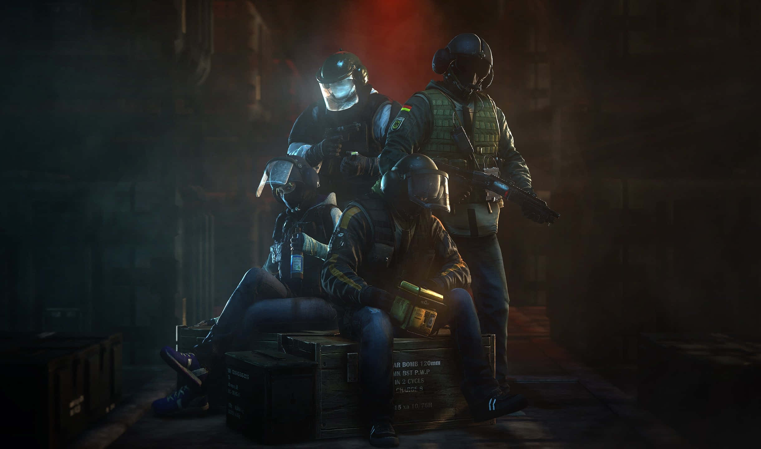 2440x1440 Rainbow Six Siege 桌布 壁紙 — 四名全副武裝的戰術士兵在昏暗的工業廢墟中，圍繞著板條箱蹲伏和站立，沐浴在紅光中。