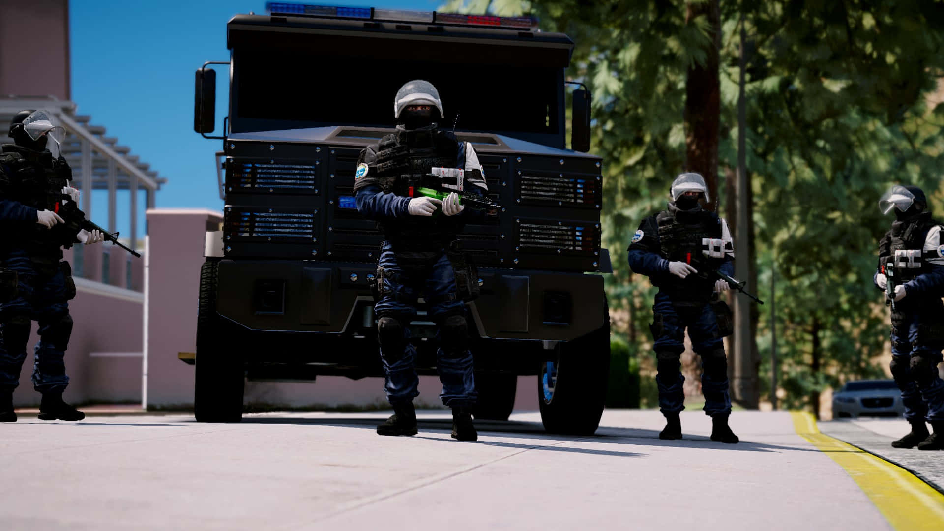 Rainbow Six Siege Doc 桌布 壁紙 — 四名全副武裝的戰術警察在陽光明媚的城市街道上，警覺地站在一輛黑色裝甲車周圍。