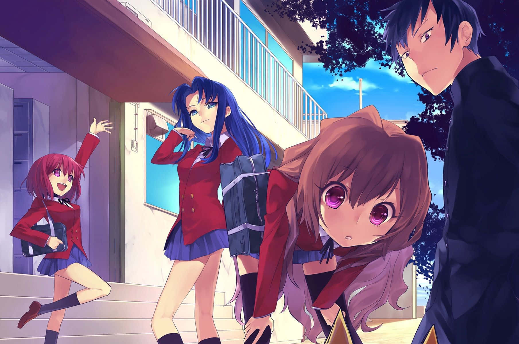 Toradora 桌布 壁紙 — 四名動畫學生穿著校服，在明亮的藍天和樹木下的戶外樓梯上動態擺姿勢。