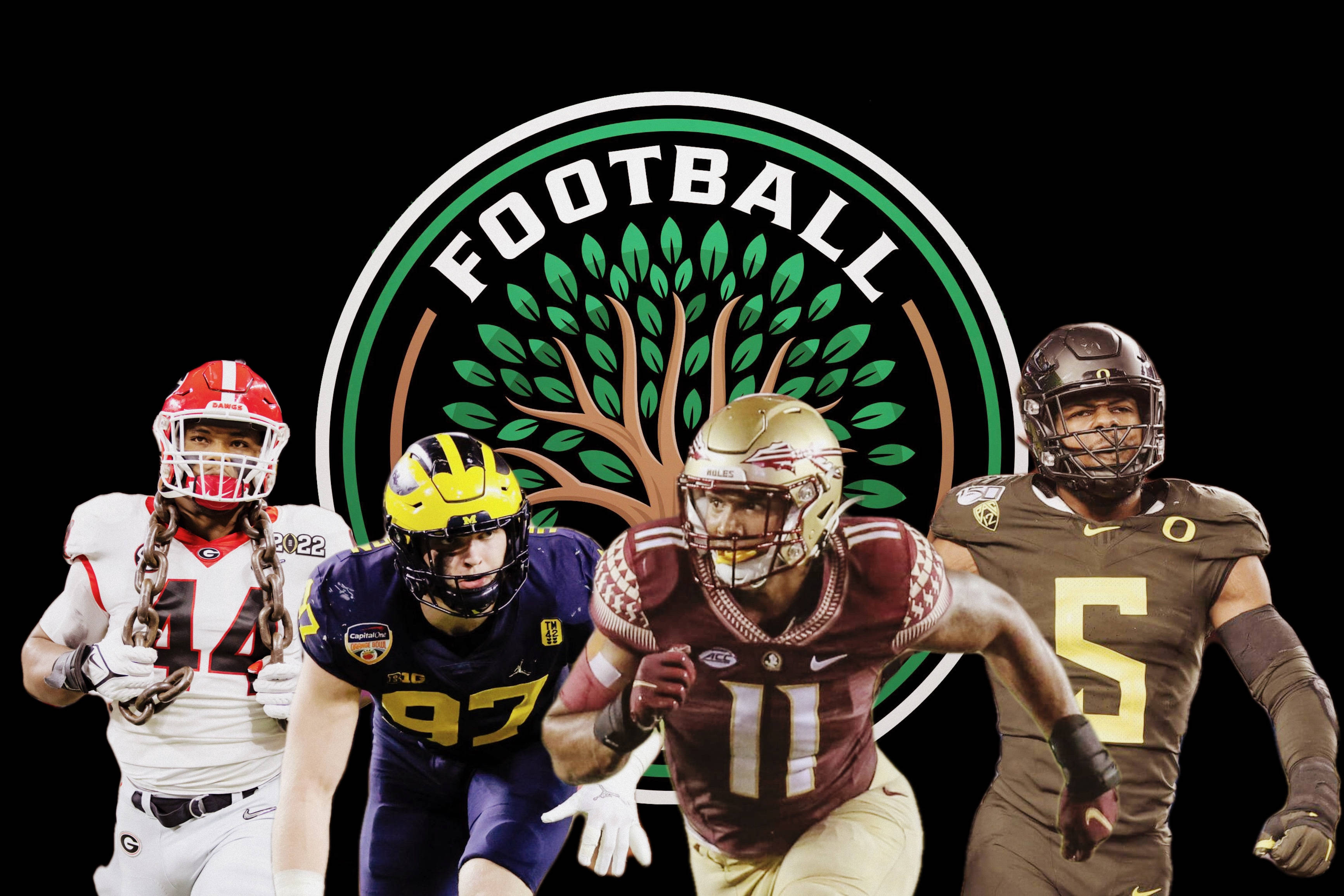 Football Players 桌布 壁紙 — 四名大學美式足球員全副裝備在黑色背景前衝刺，背景有綠色樹木標誌。