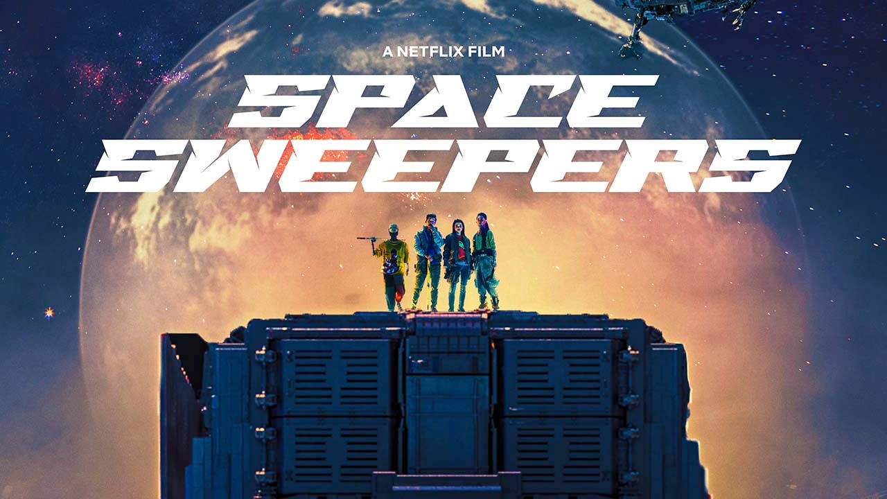 Space Sweepers 桌布 壁紙 — 四名太空人站在太空船頂部，背景是巨大的行星和星空，並帶有粗體標題文字。