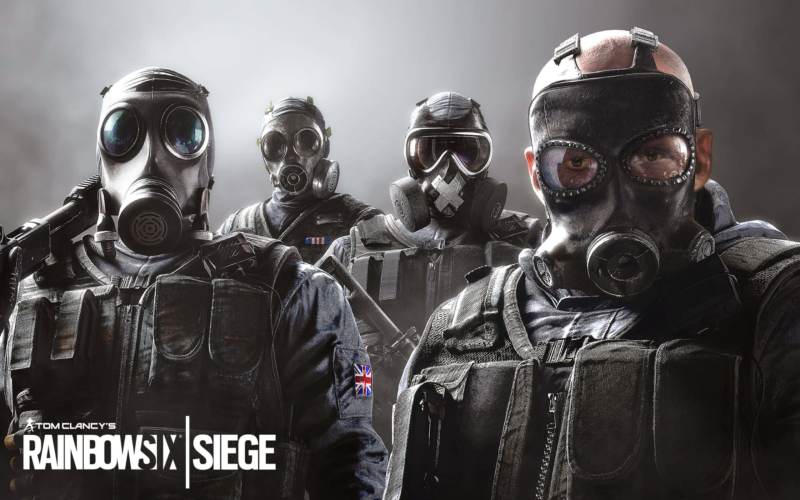 Rainbow Six Siege Operators 桌布 壁紙 — 四名戴著防毒面具和戰鬥裝備的戰術操作員站在煙霧瀰漫、骯髒的城市環境中。