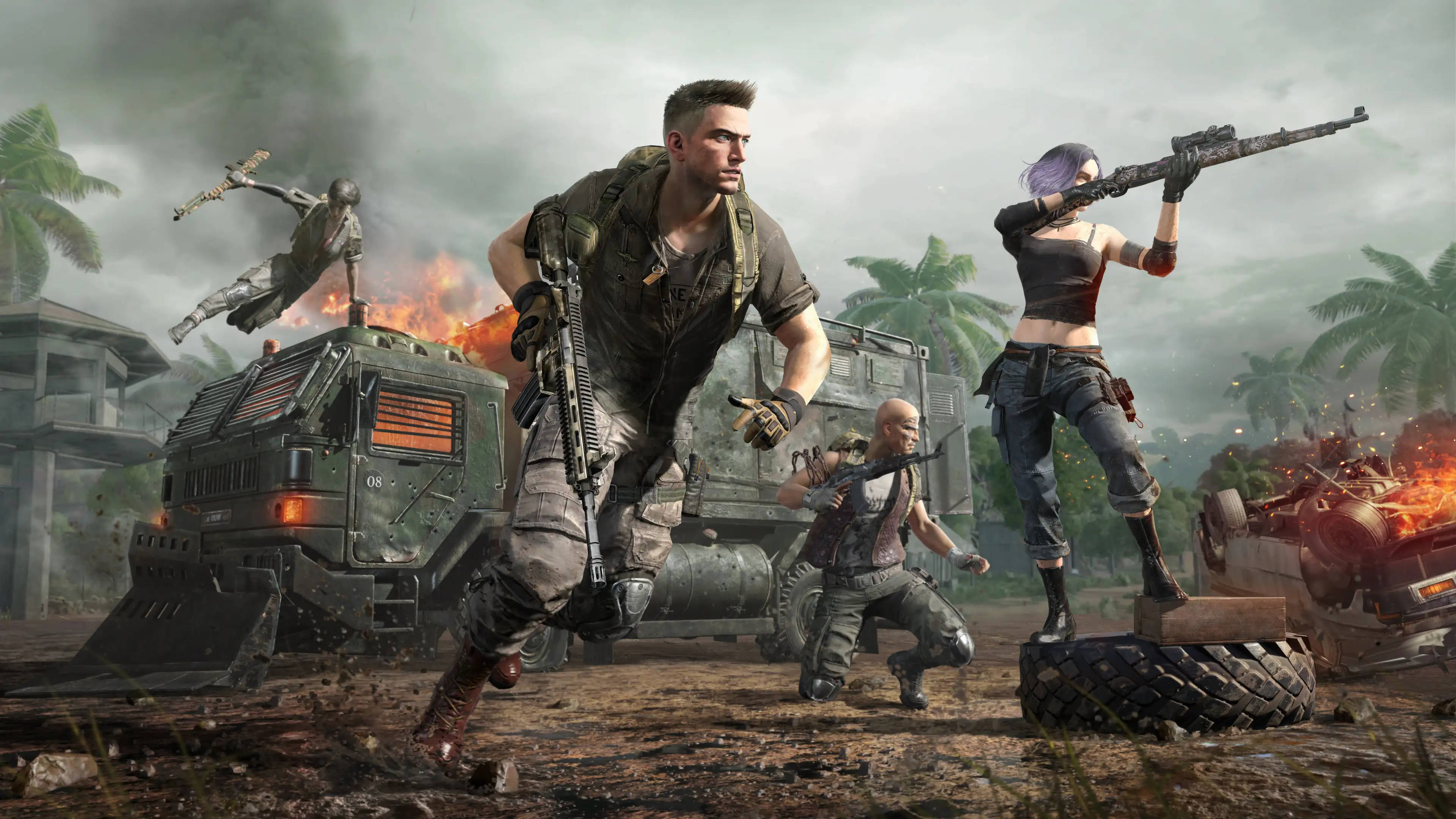 Playerunknown's Battlegrounds 桌布 壁紙 — 四名武裝士兵在混亂的熱帶戰區中戰鬥，燃燒的車輛和棕櫚樹在暴風雨的天空下。