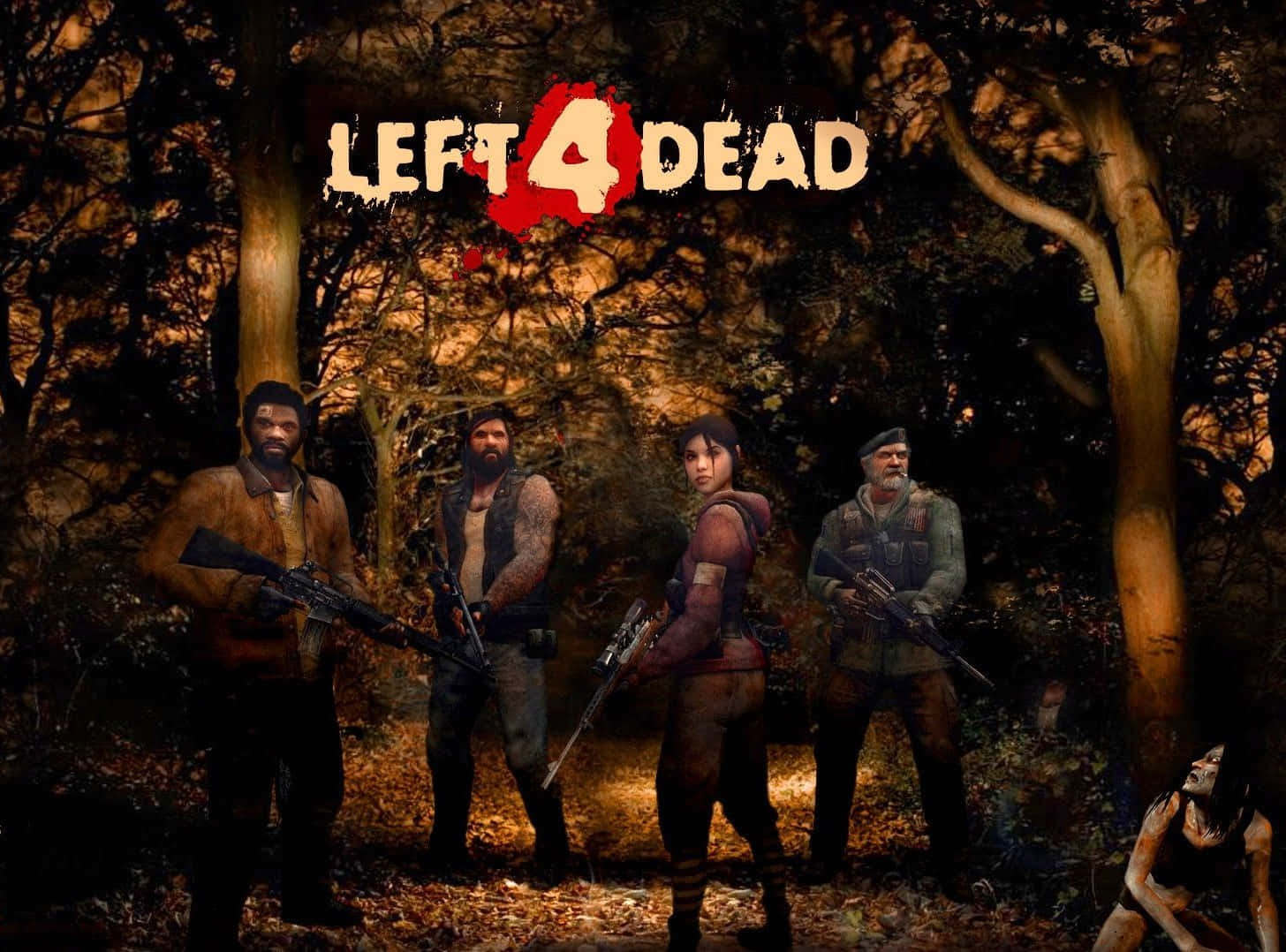 Left 4 Dead Characters 桌布 壁紙 — 四名武裝生還者在黑暗森林中保持警覺，而一個殭屍潛伏在『Left 4 Dead』標誌下方的陰影中。