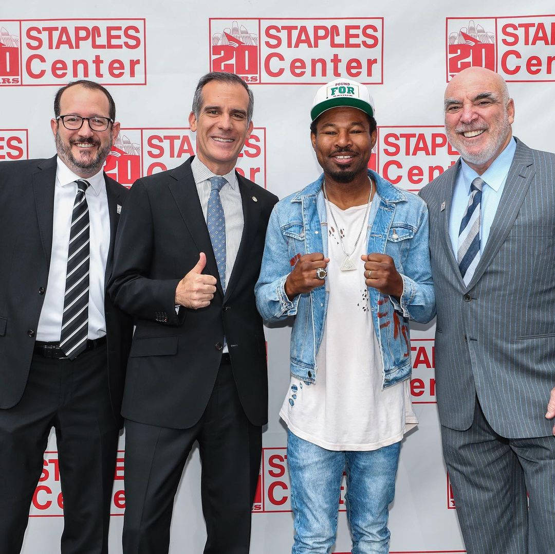 Boxing 桌布 壁紙 — 四名男子在Staples Center 20週年活動中愉快地擺姿勢，背景帶有品牌標誌。