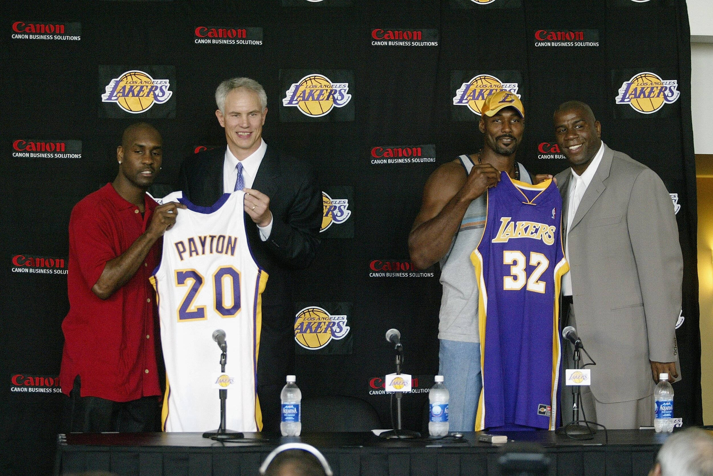 NBA 桌布 壁紙 — 四名男子在記者會上擺姿勢，手持印有名字和號碼的洛杉磯湖人隊球衣。
