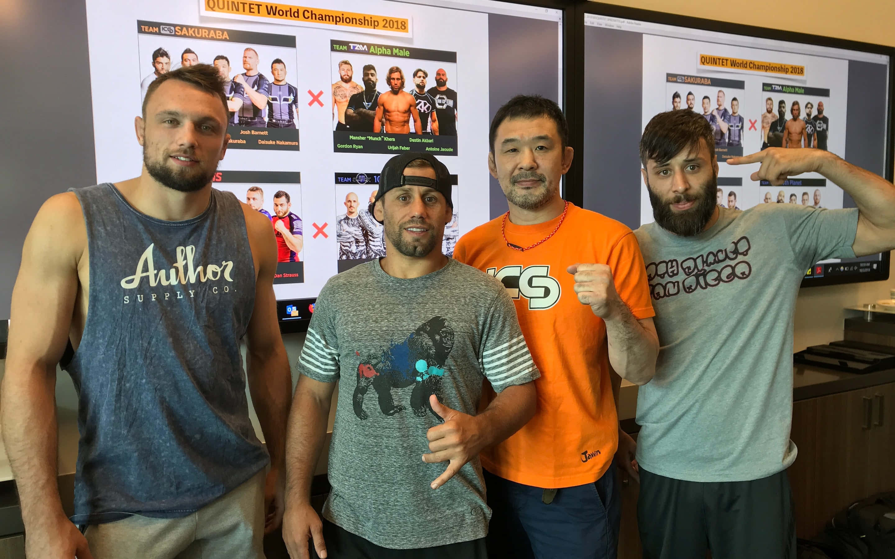 Athlete 桌布 壁紙 — 四名男子自信地站在大型螢幕前，螢幕上顯示著Quintet World Championship 2018的選手對戰組合。