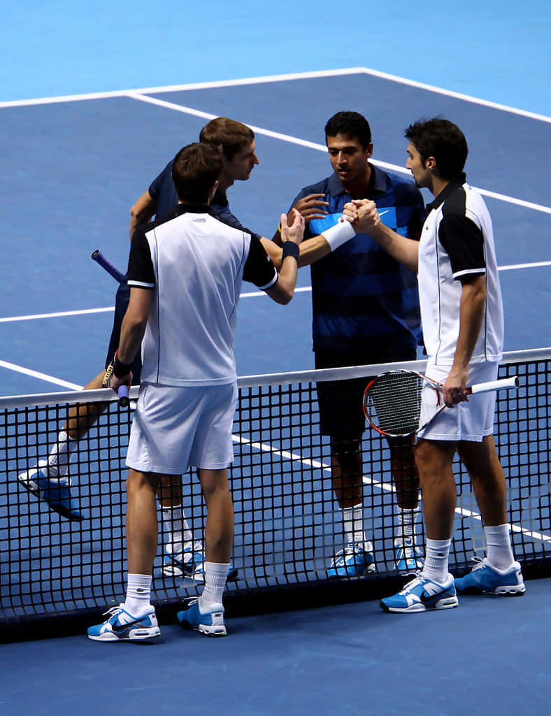 Tennis 桌布 壁紙 — 四名男網球選手在比賽後於充滿活力的藍色硬地球場上隔網握手。