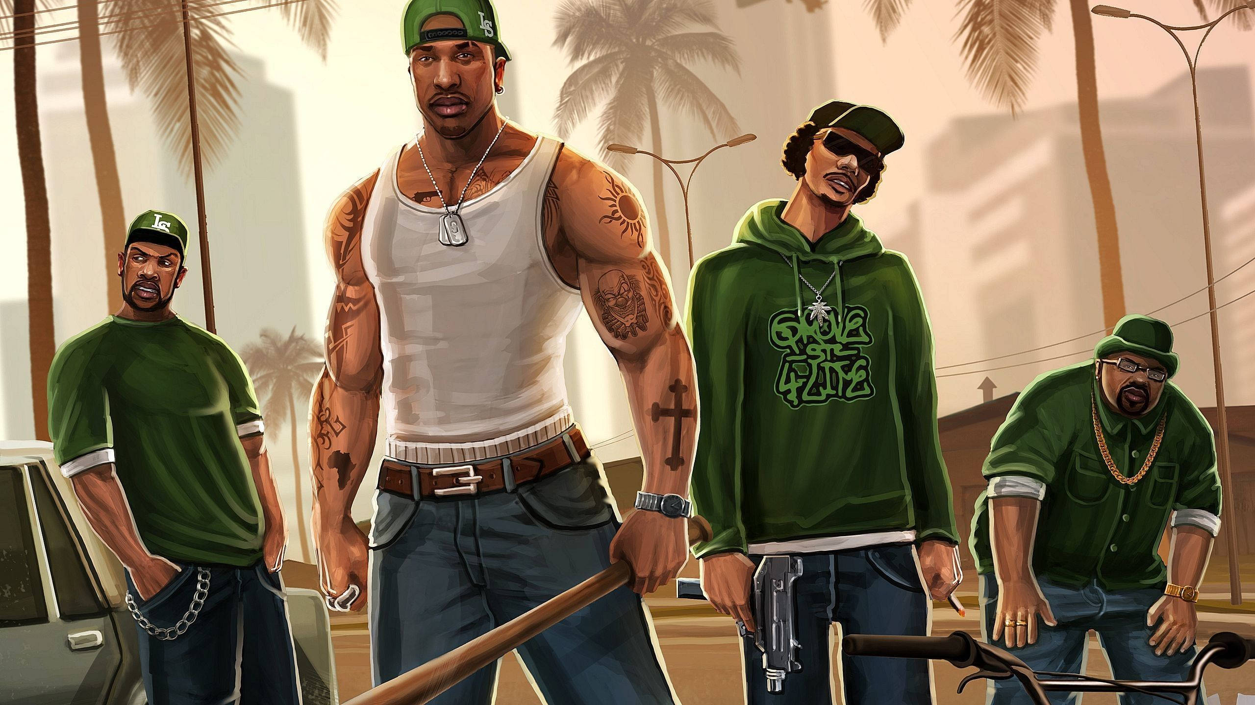 GTA 聖安地列斯 桌布 壁紙 — 四名紋身男子身穿綠色服裝，自信地站在陽光普照的市區街道上，兩旁種滿棕櫚樹和停泊著汽車。