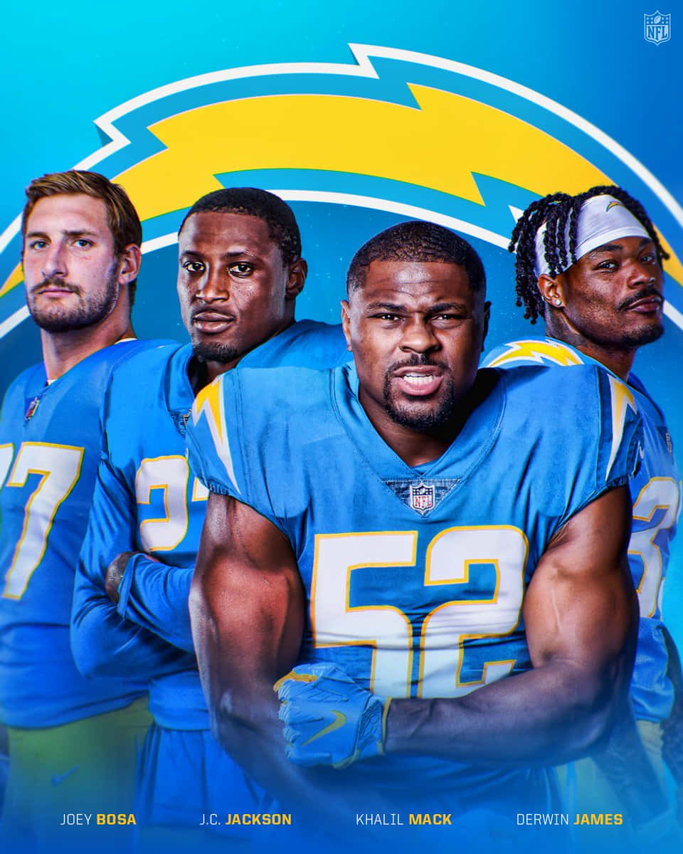 足球 桌布 壁紙 — 四名肌肉發達的NFL球員身穿藍色和黃色的Chargers球衣，在球隊標誌背景前自信地擺姿勢。