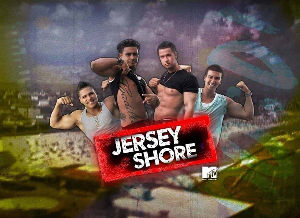 jersey shore 桌布 壁紙 — 四名肌肉發達的男子在充滿活力的塗鴉風格背景前自信地擺姿勢，背景上有大膽的「Jersey Shore」標誌。