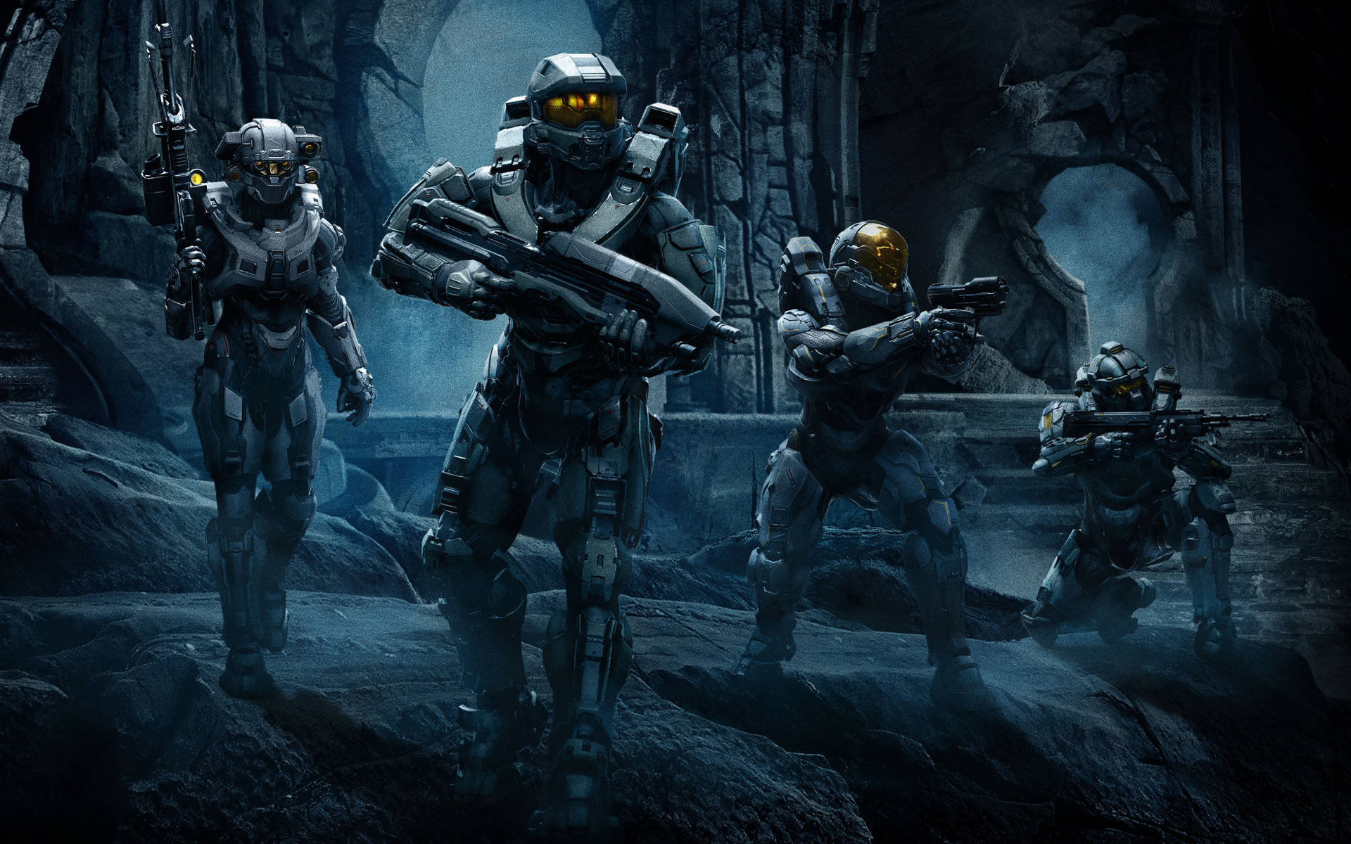 4K halo 桌布 壁紙 — 四名裝甲士兵戴著發光面罩，在月光下穿過迷霧廢墟前進。