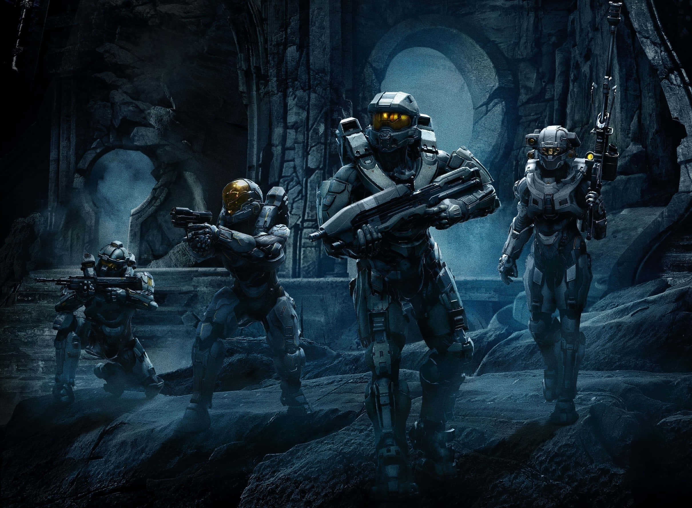 Halo Spartans 桌布 壁紙 — 四名裝甲士兵戴著發光面罩，在發光拱門下穿過迷霧籠罩的古代遺跡前進。