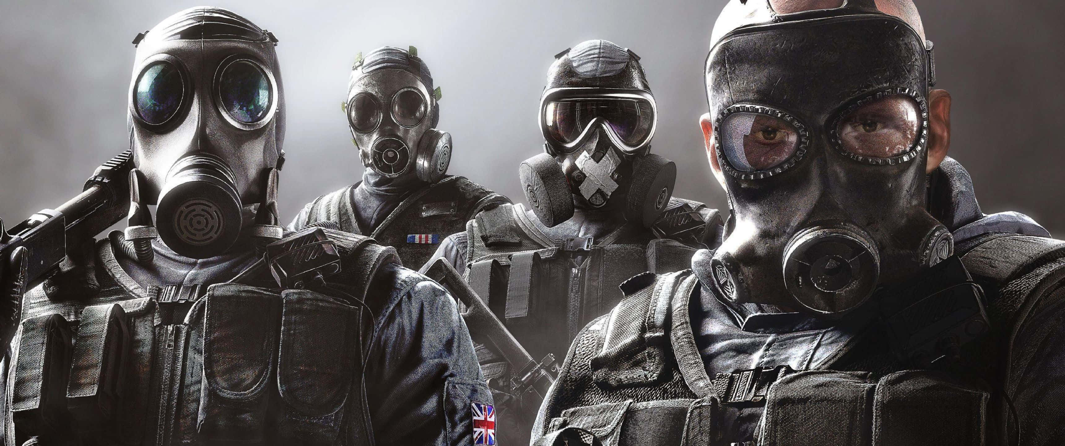 3440x1440p Rainbow Six Siege 桌布 壁紙 — 四名身穿戰術裝備和防毒面具的士兵站在煙霧彌漫的戰場上，步槍已準備就緒。