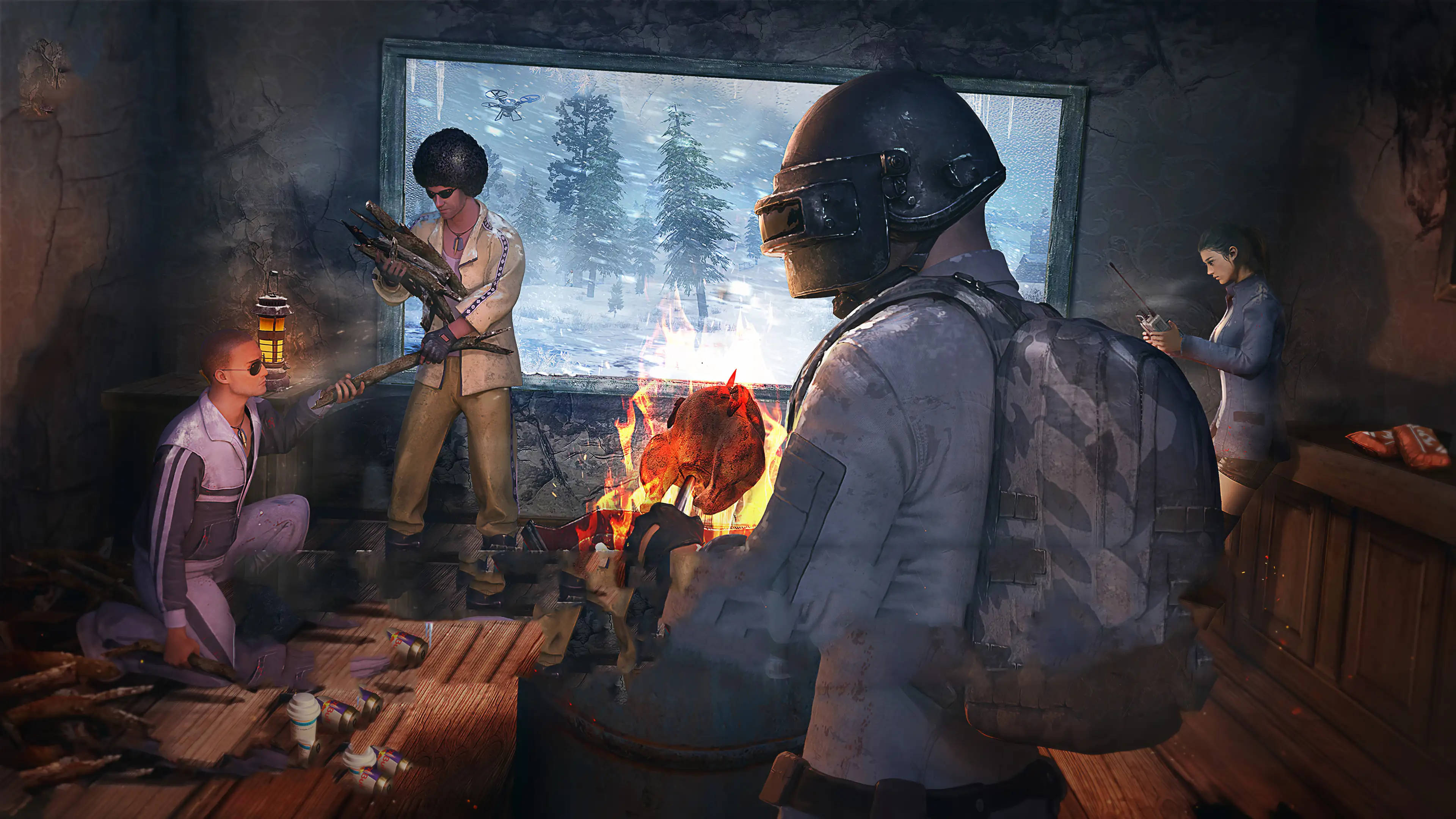 PC 遊戲 桌布 壁紙 — 四名身穿戰術裝備的倖存者聚集在簡陋小屋內熊熊燃燒的營火旁，窗外雪花飄落。