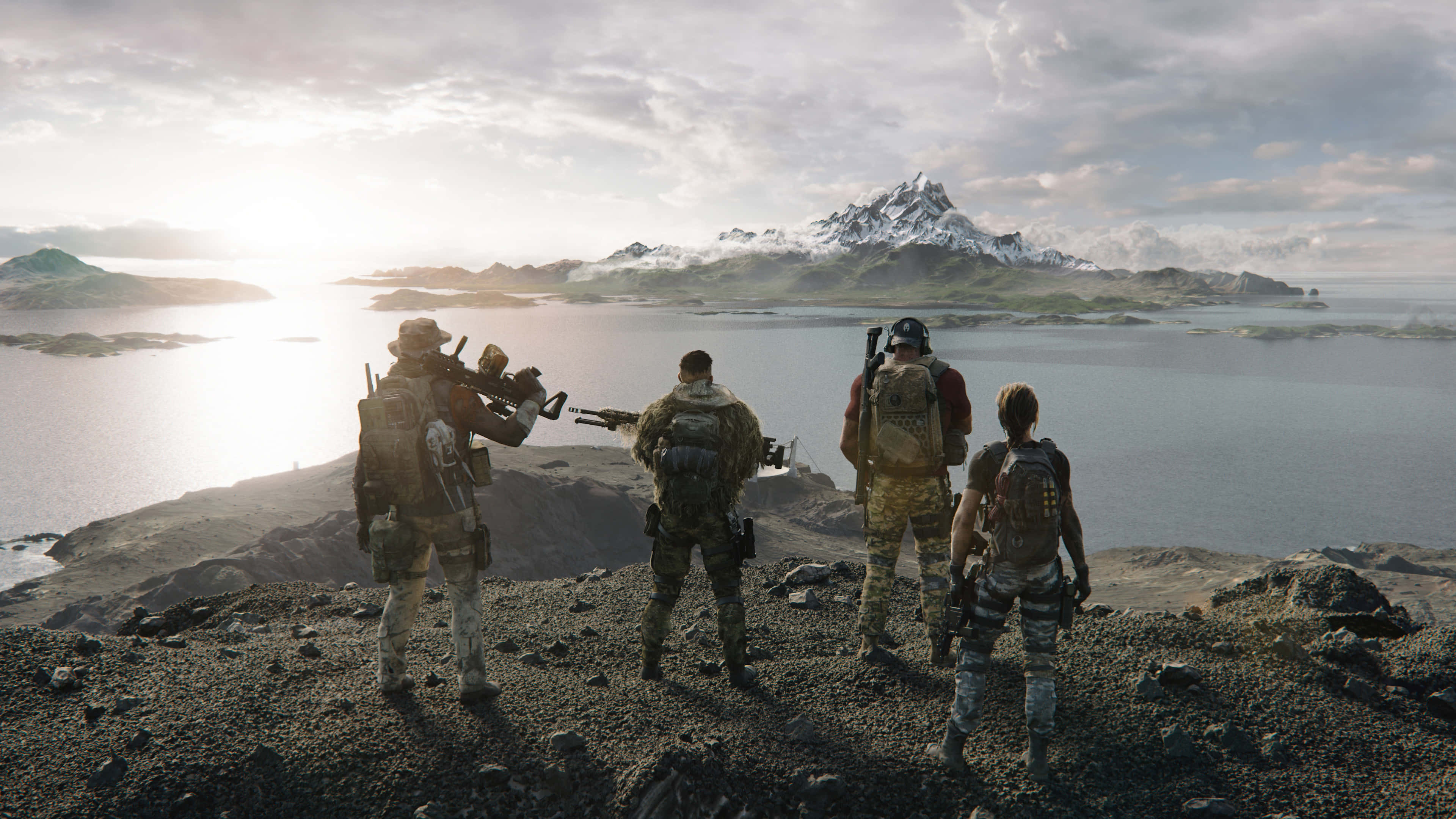 tom clancy's ghost recon wildlands 桌布 壁紙 — 四名身穿戰術裝備的士兵站在岩石懸崖上，俯瞰著廣闊的海洋和白雪覆蓋的山脈，在明亮的日出下。