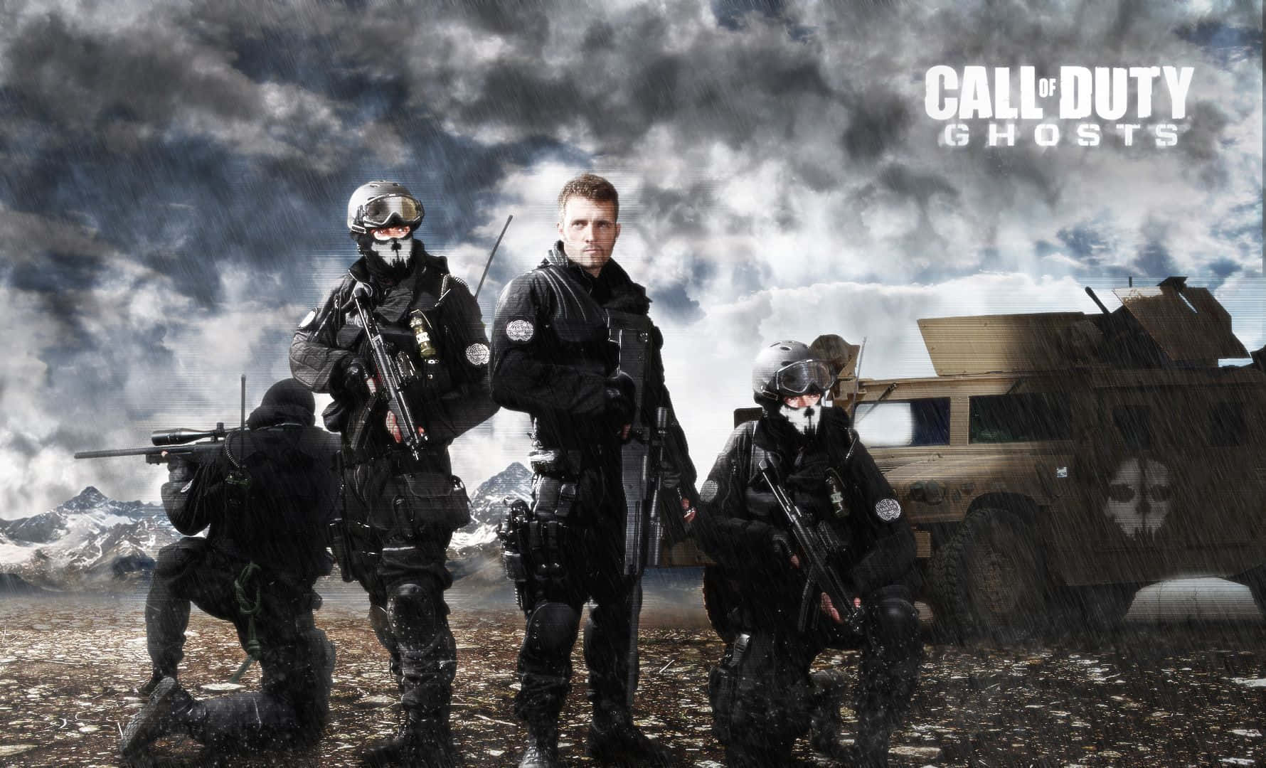 Call Of Duty Soldiers 桌布 壁紙 — 四名身穿戰術裝備的士兵站在暴風雨天空下的雪地山區地形中，附近有一輛裝甲車。