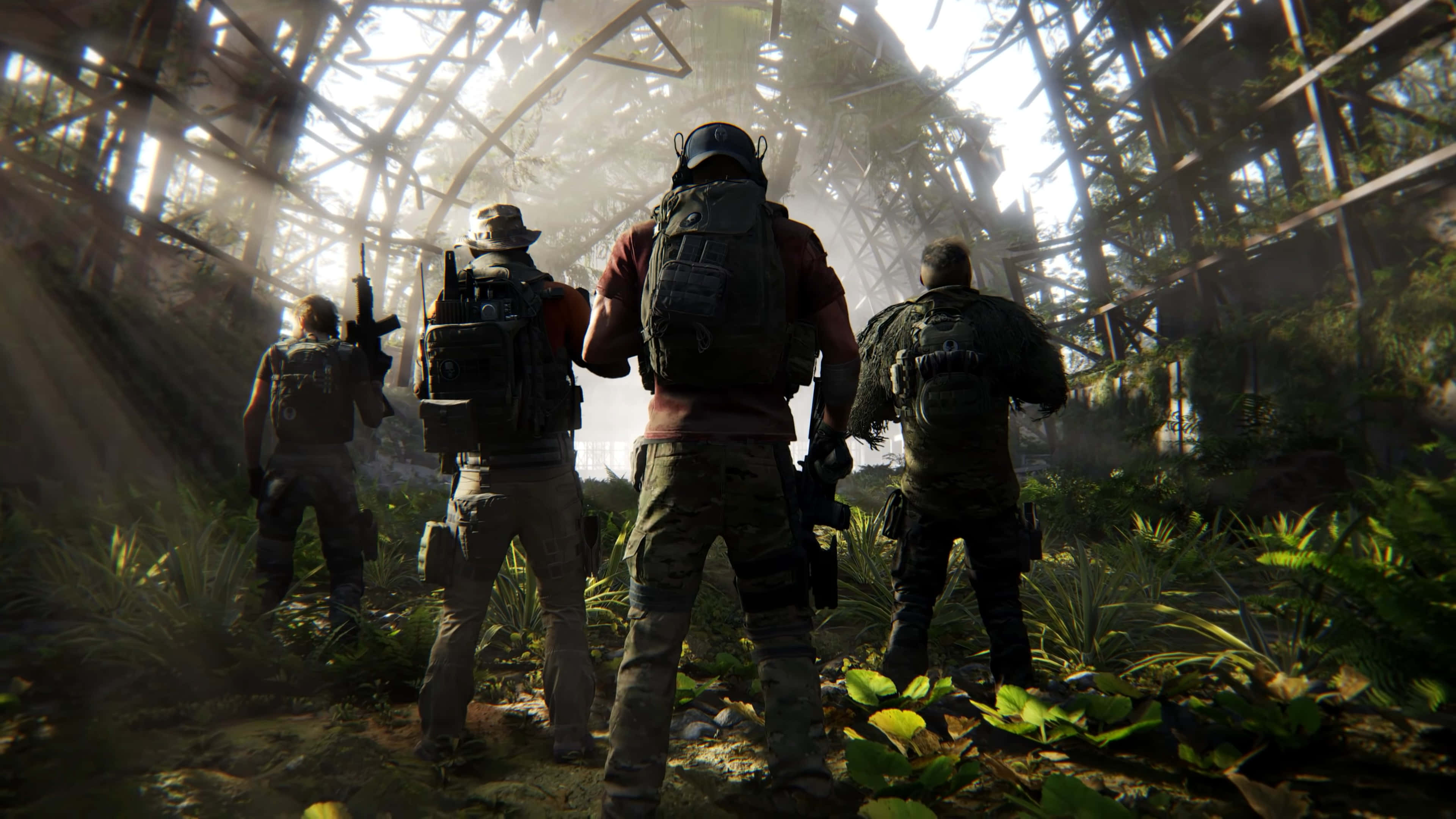 Ghost Recon 桌布 壁紙 — 四名身穿戰術裝備的士兵站在陽光普照的叢林中，下方是腐朽的金屬結構。