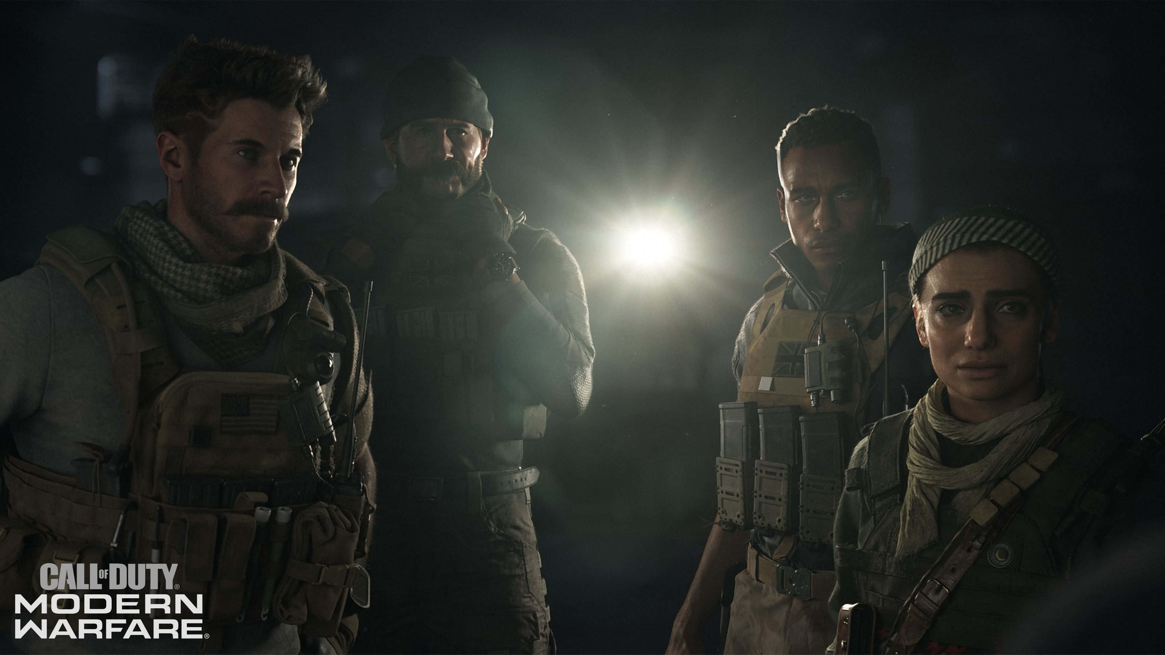 4K Call Of Duty Modern Warfare 桌布 壁紙 — 四名身穿戰術裝備的士兵站在黑暗的城市環境中，由單一明亮光源照亮。