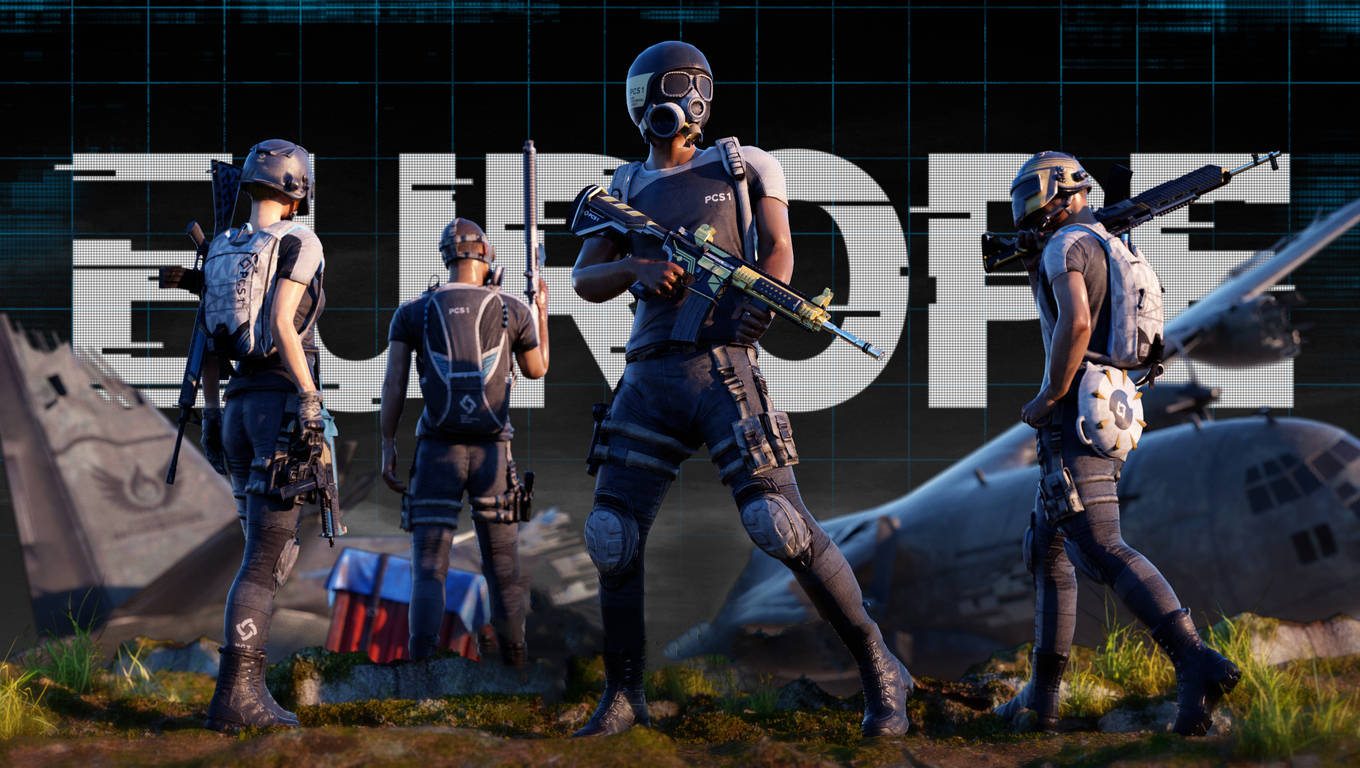 Playerunknown's Battlegrounds 桌布 壁紙 — 四名身穿戰術裝備的武裝士兵在一片廢墟的歐洲戰場上保持警覺，身後有一個巨大的「EUROPE」標誌。